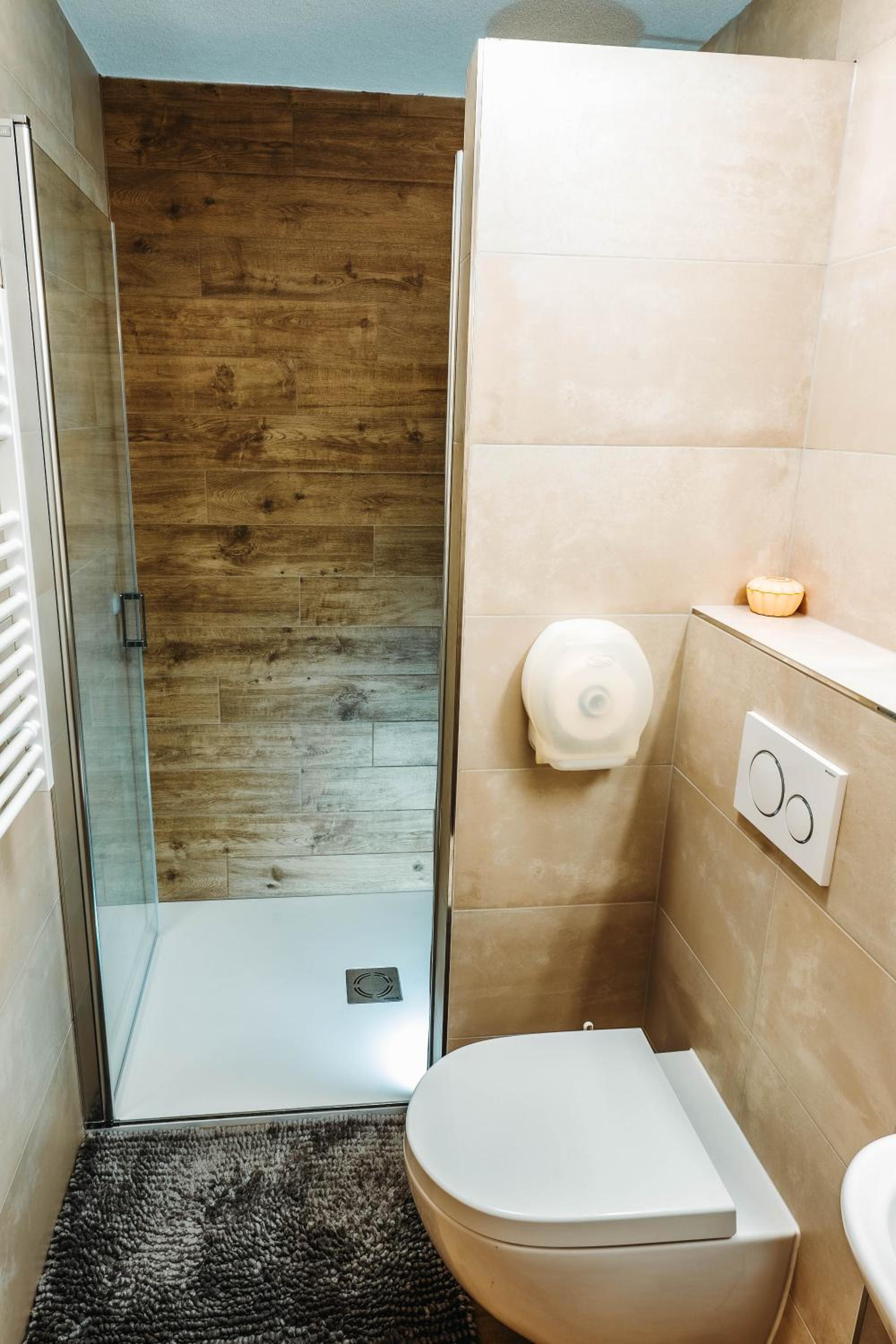 One-Bedroom Suite with Balcony (2 Adults) - Photo 15