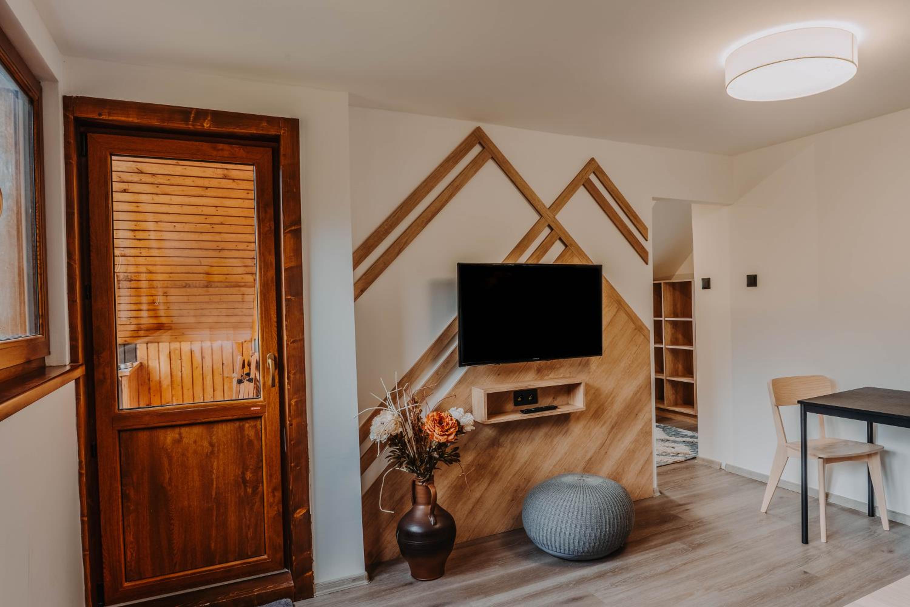 One-Bedroom Suite with Balcony (2 Adults) - Photo 16