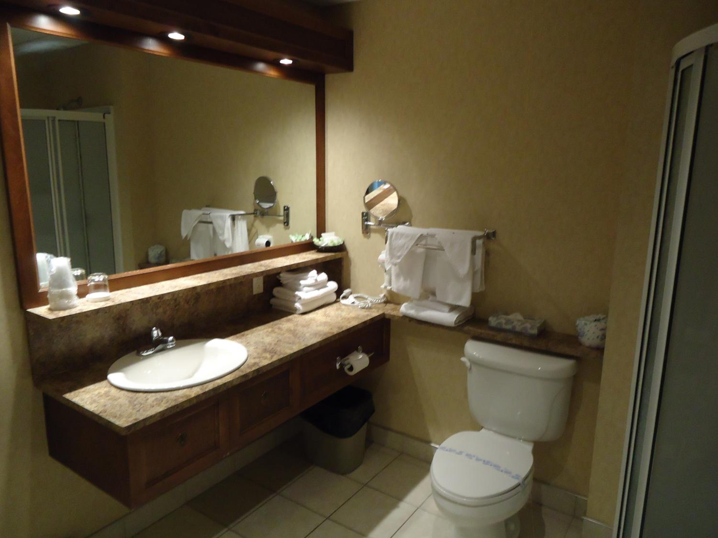 Standard Queen Room with Two Queen Beds - Photo 4