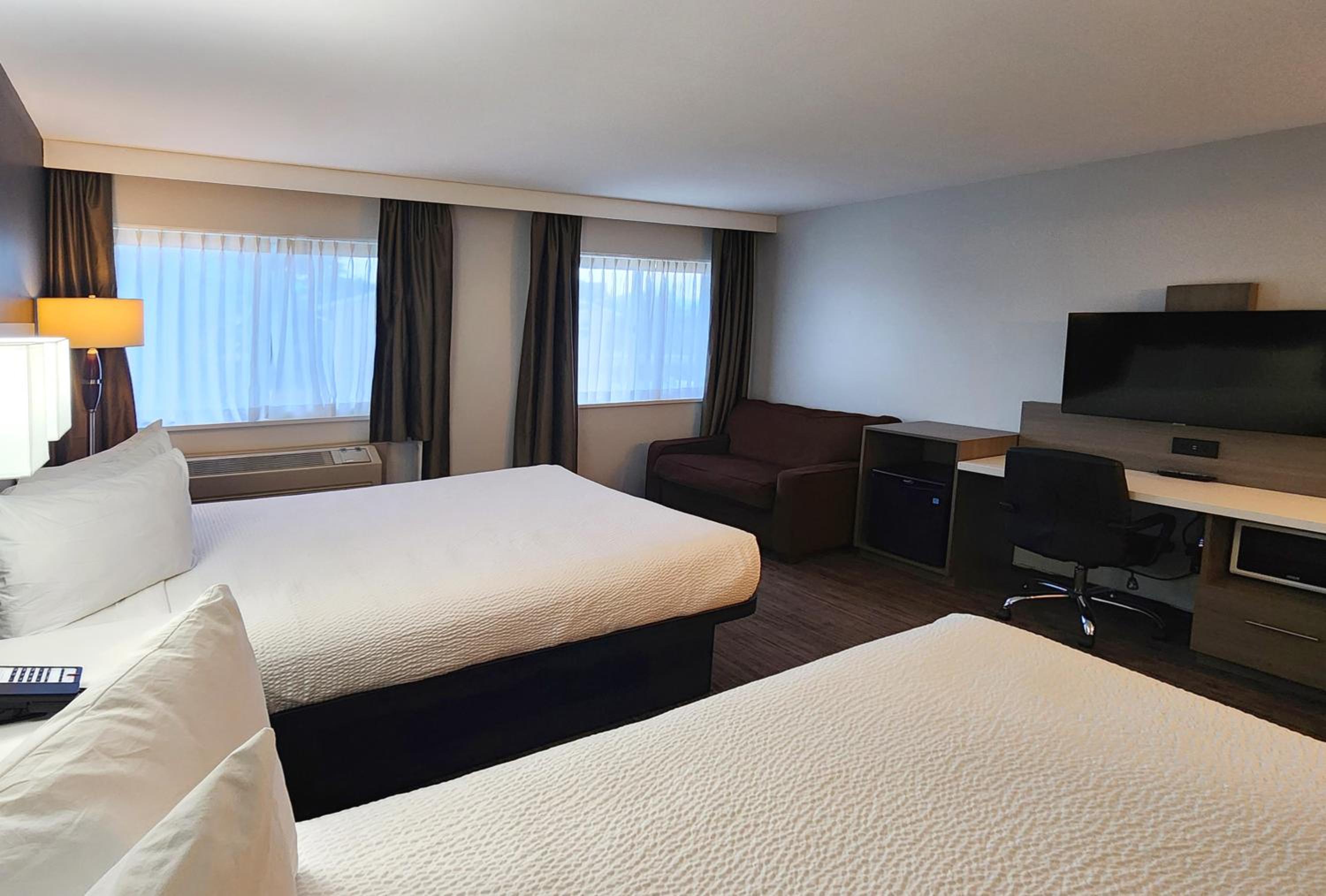 Deluxe Queen Room with Two Queen Beds - Non-Smoking - Photo 2