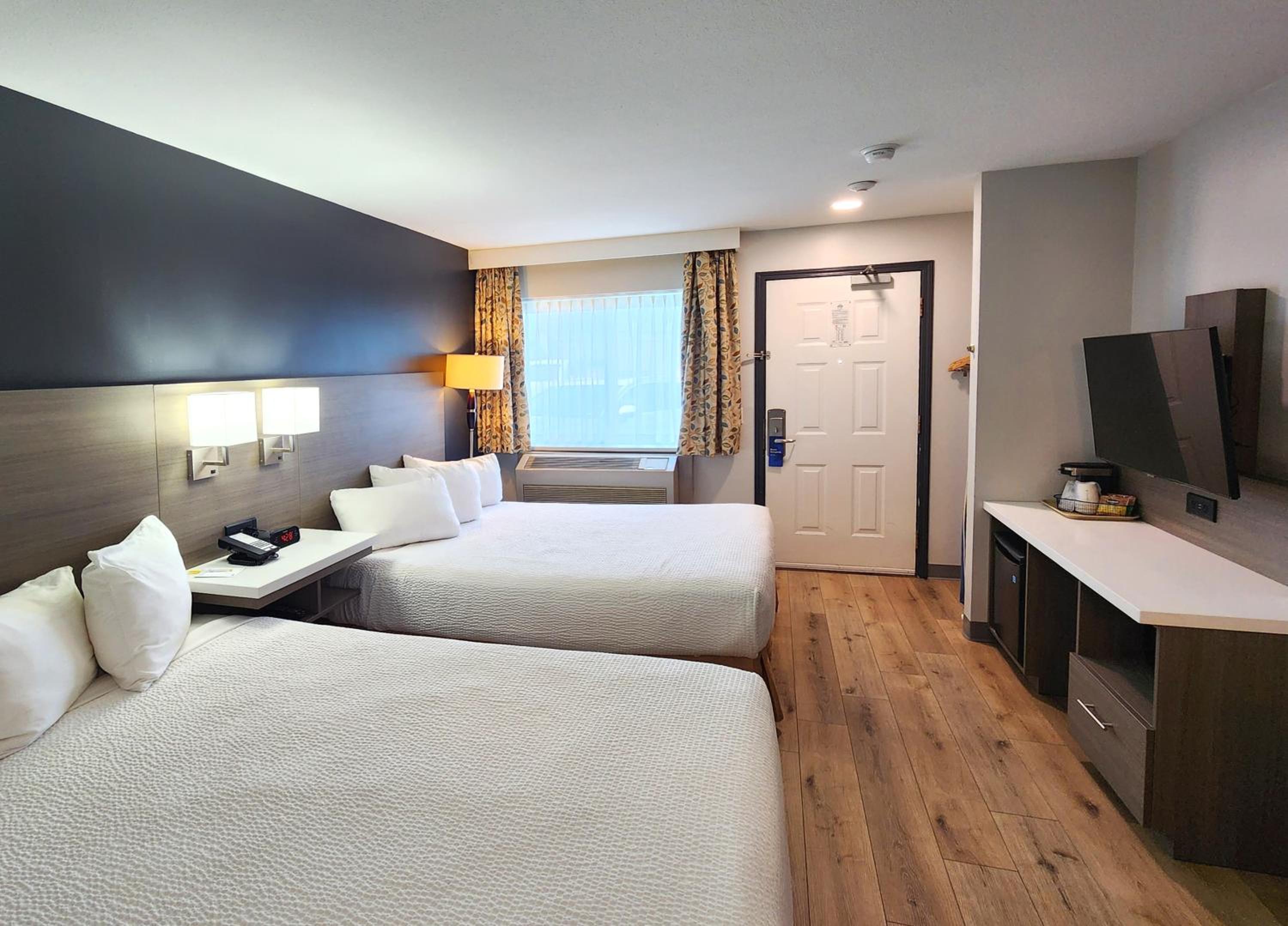 Queen Room with Two Queen Beds - Non-Smoking - Photo 2