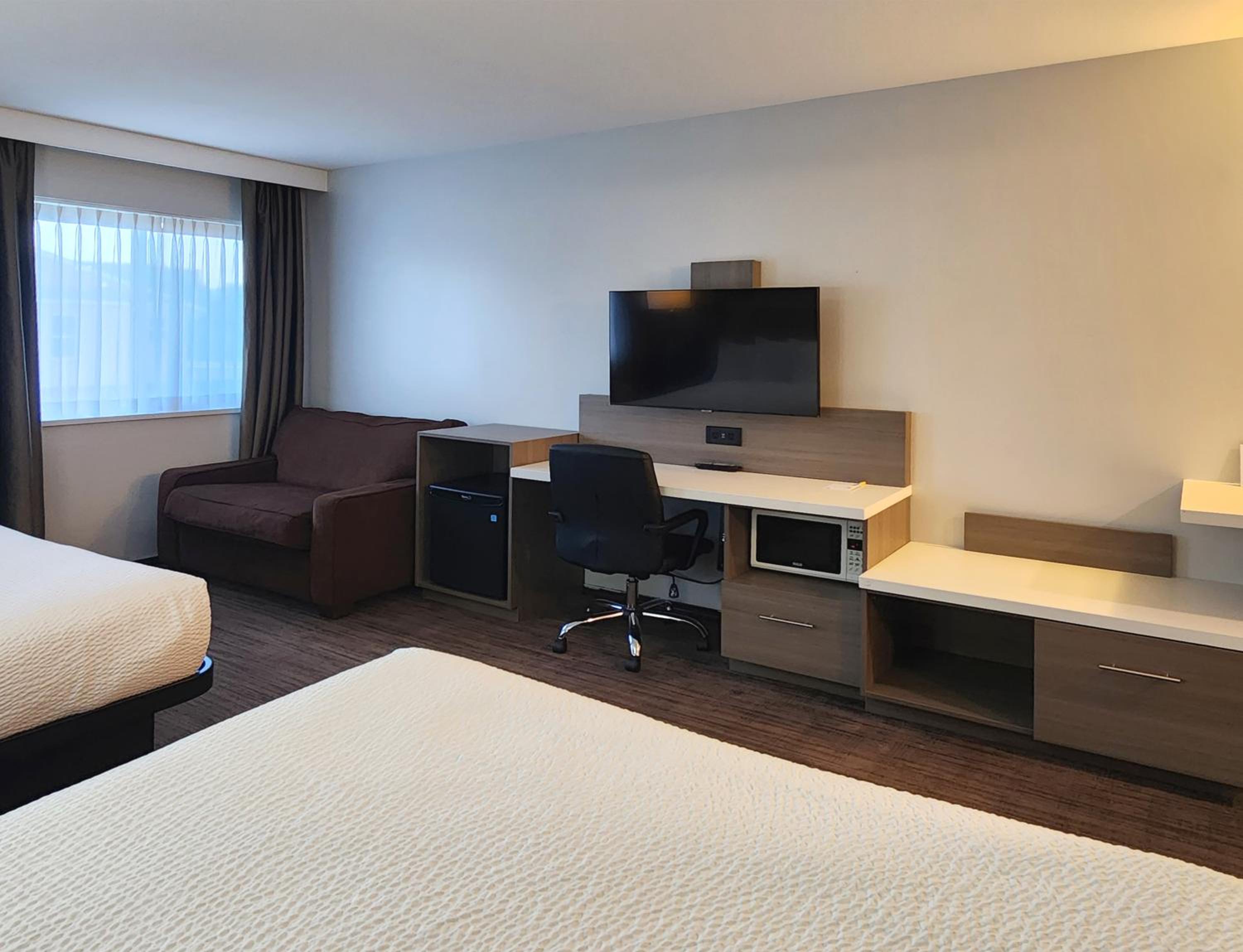 Deluxe Queen Room with Two Queen Beds - Non-Smoking - Photo 4