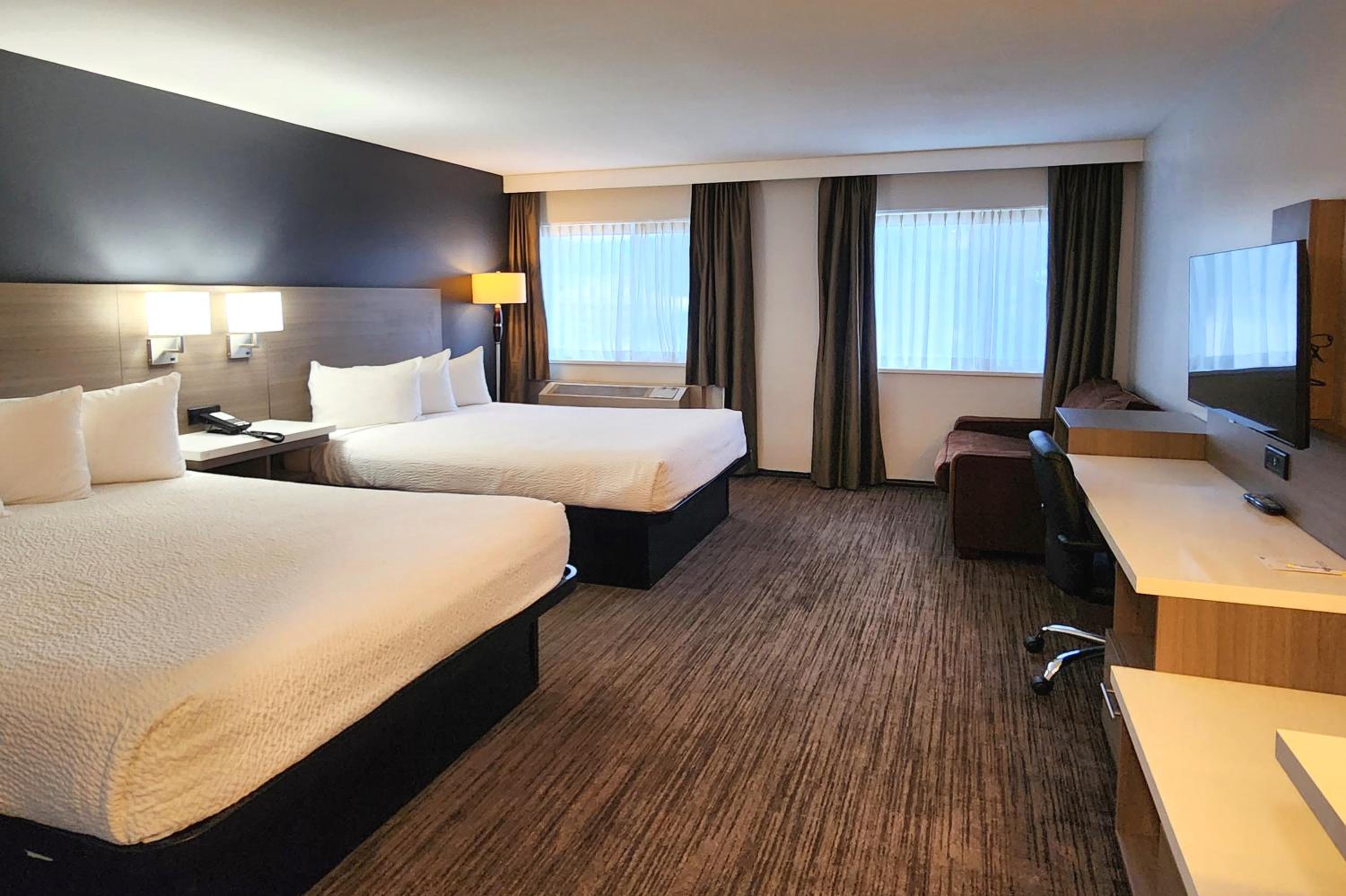Deluxe Queen Room with Two Queen Beds - Non-Smoking - Photo 3