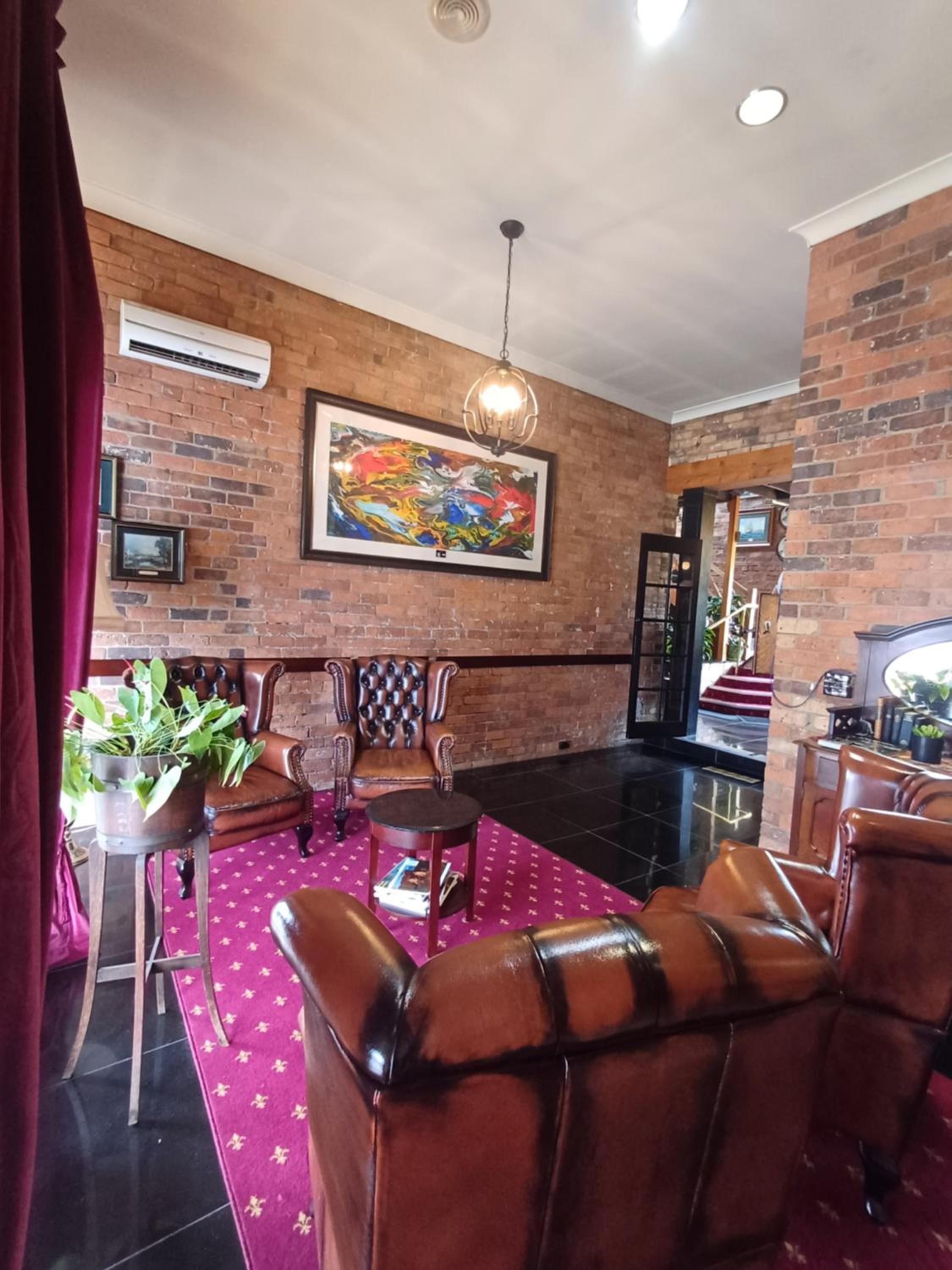 Queen Room with Courtyard - Photo 3