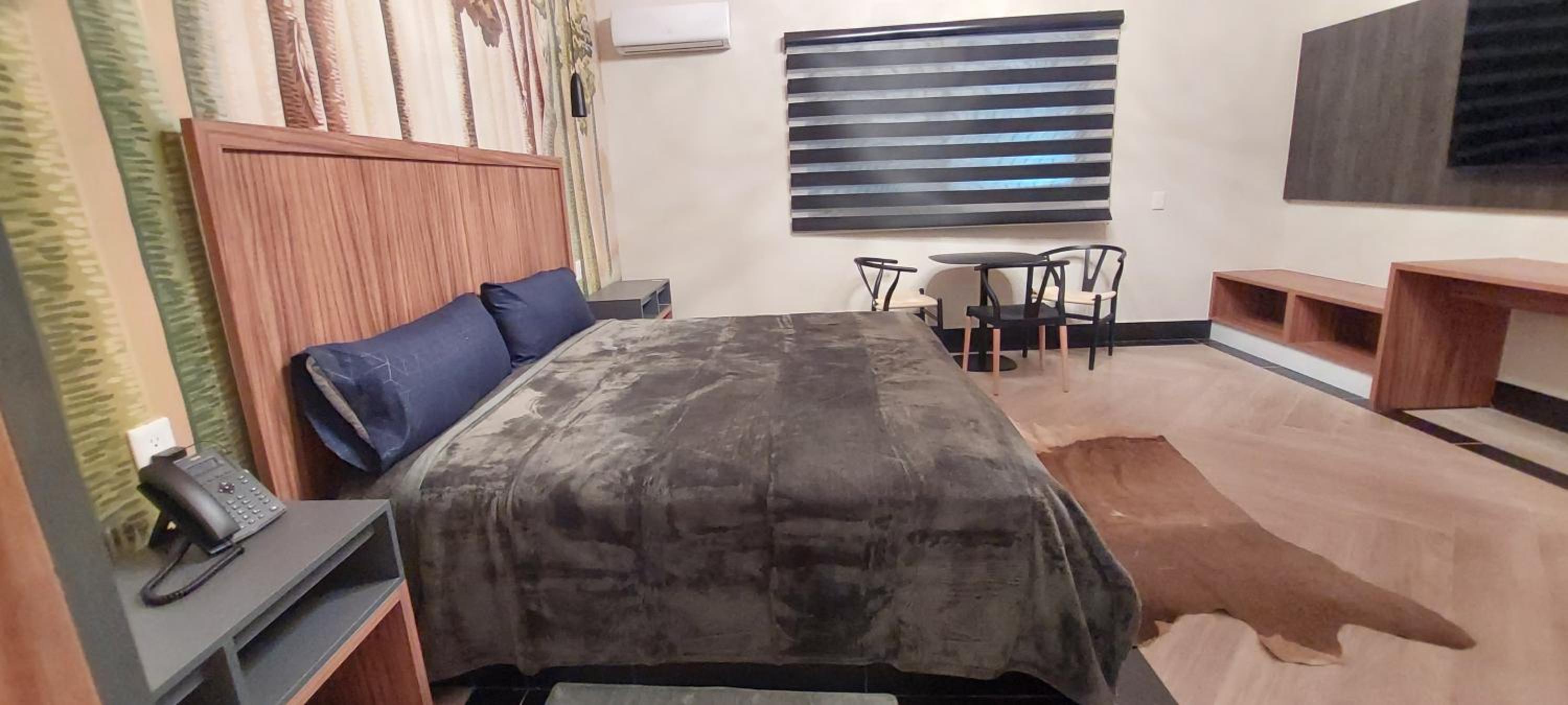 Queen Room photo 2