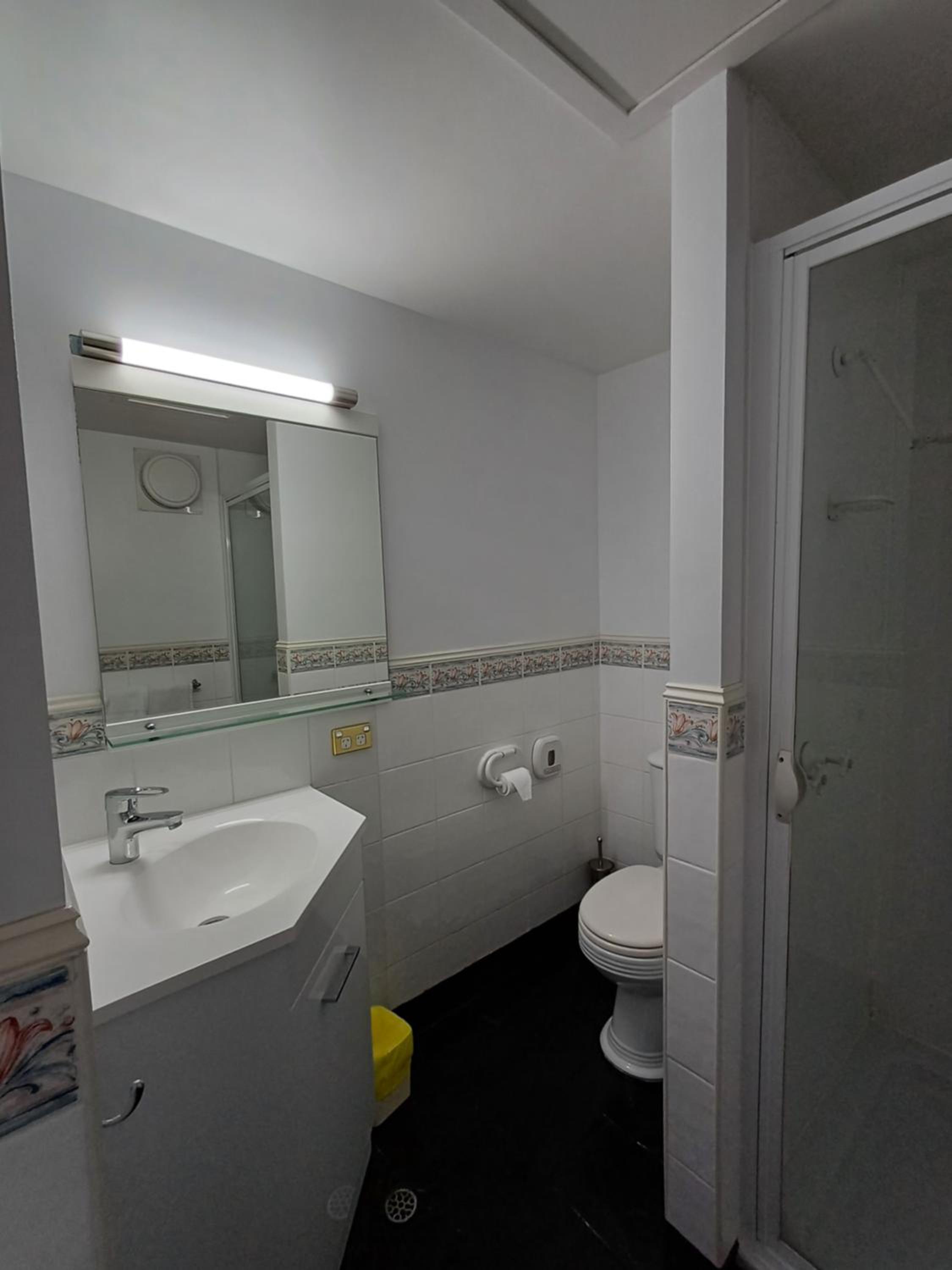 Queen Room with Courtyard - Photo 11