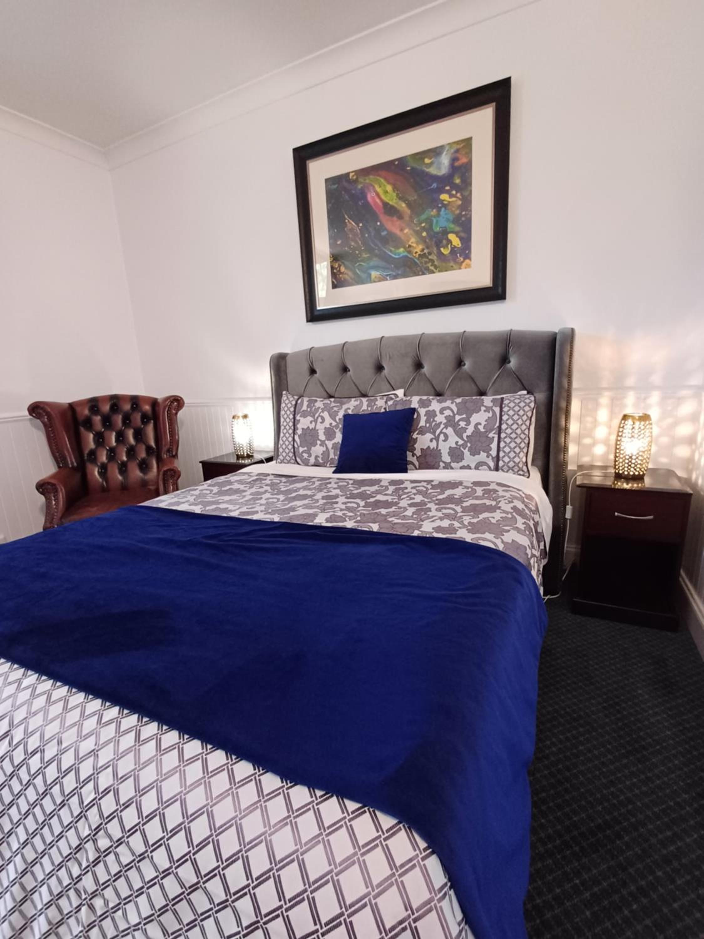 Queen Room with Courtyard - Photo 5