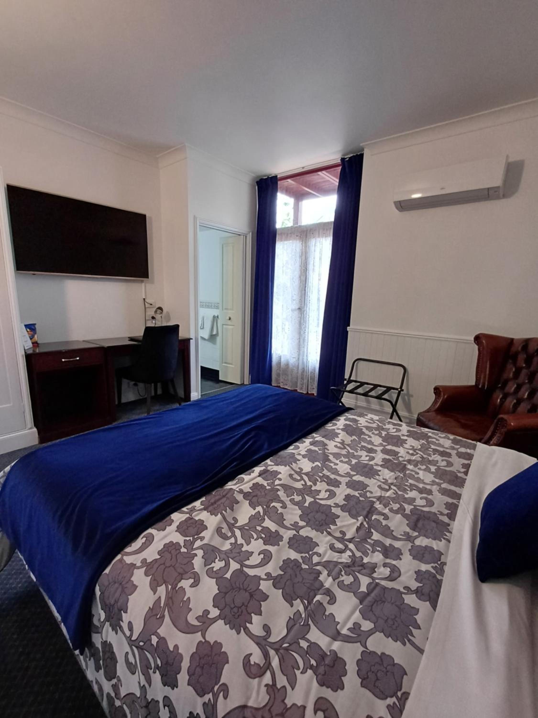 Queen Room with Courtyard - Photo 13
