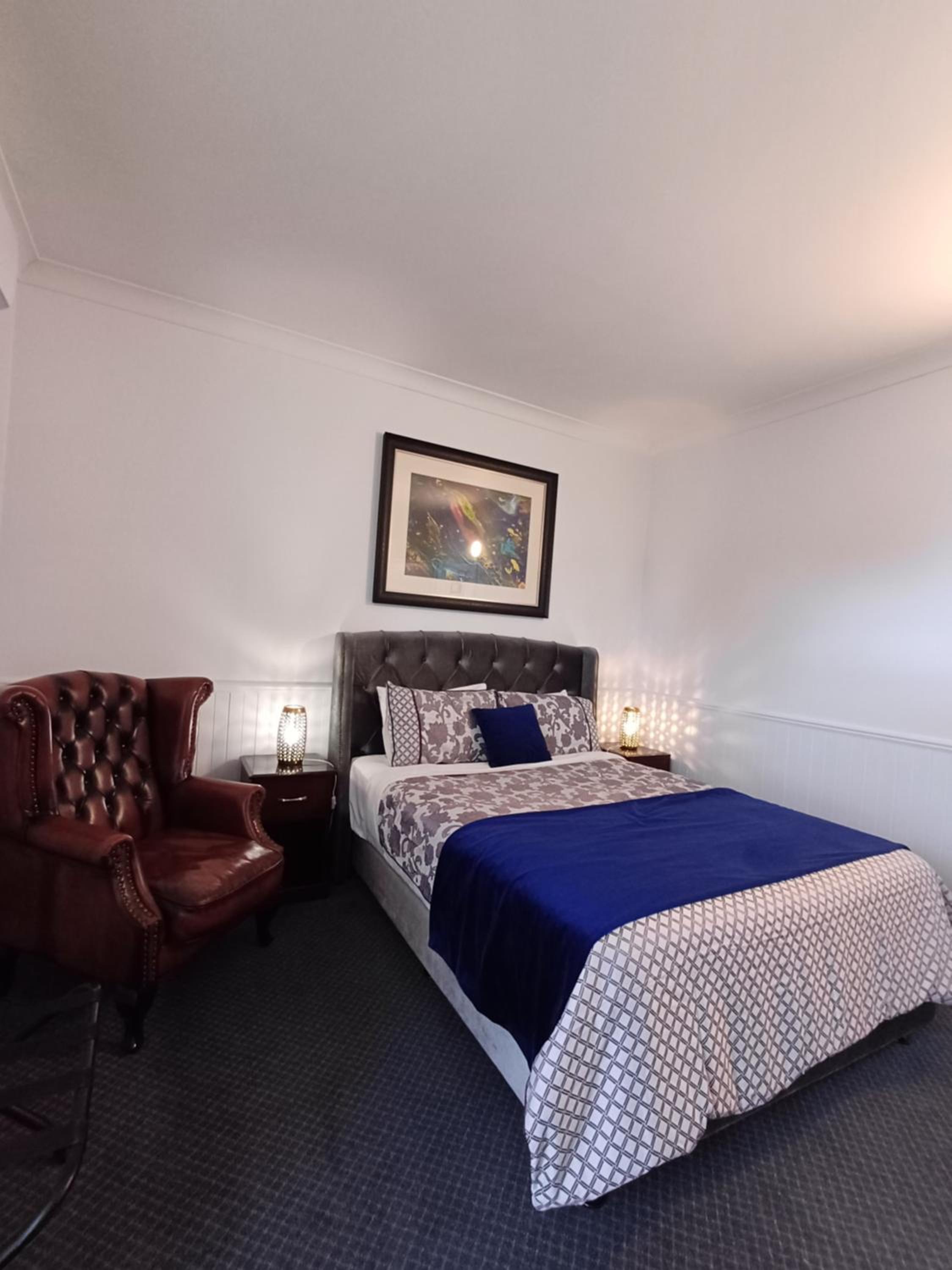 Queen Room with Courtyard - Photo 10