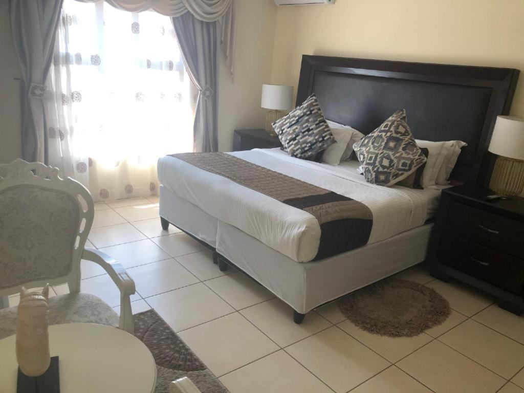 Deluxe King Suite photo 2