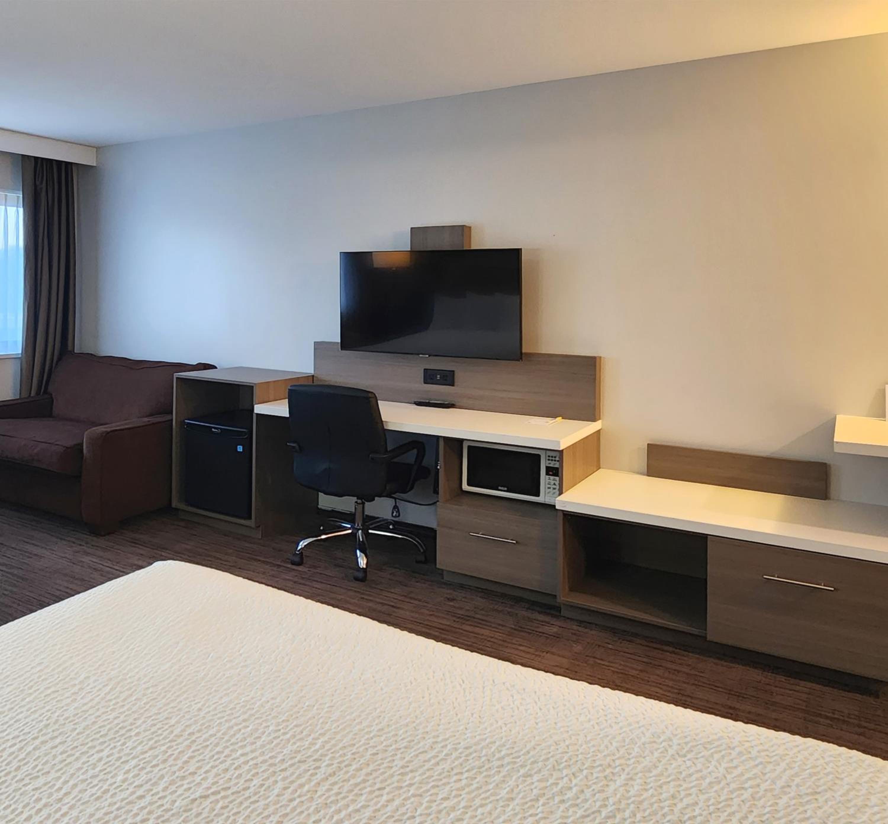 Queen Room with Two Queen Beds - Non-Smoking - Photo 4
