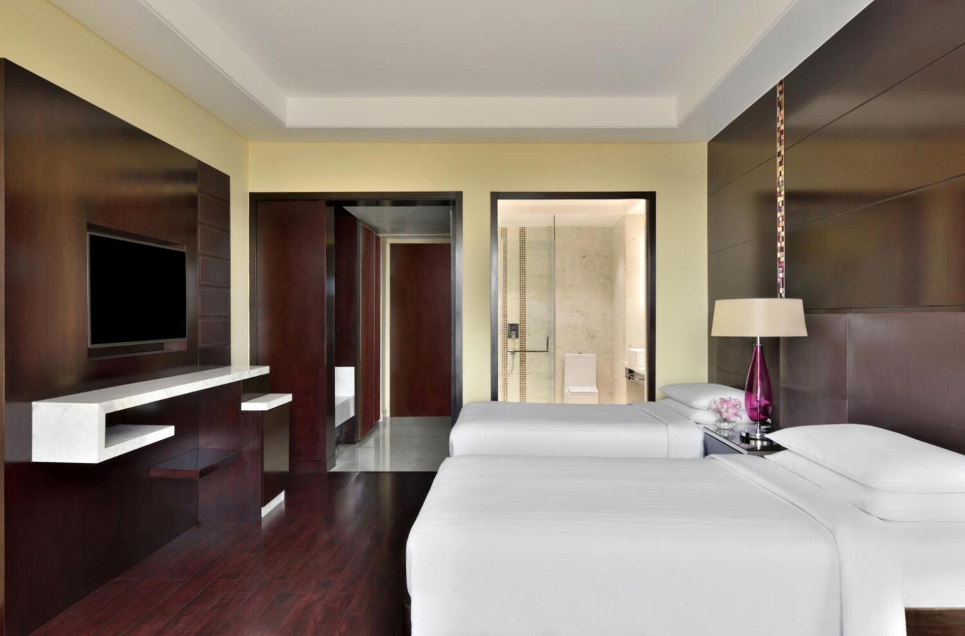 Deluxe Twin with Bath Tub, INR 1000 hotel Credit per stay on spa, food and soft beverages (non-cumulative), B1G1 on selected beer brands during 4-6PM at Lounge18, Happy hours at Jaipur Baking Company during 7PM-9PM - Photo 1