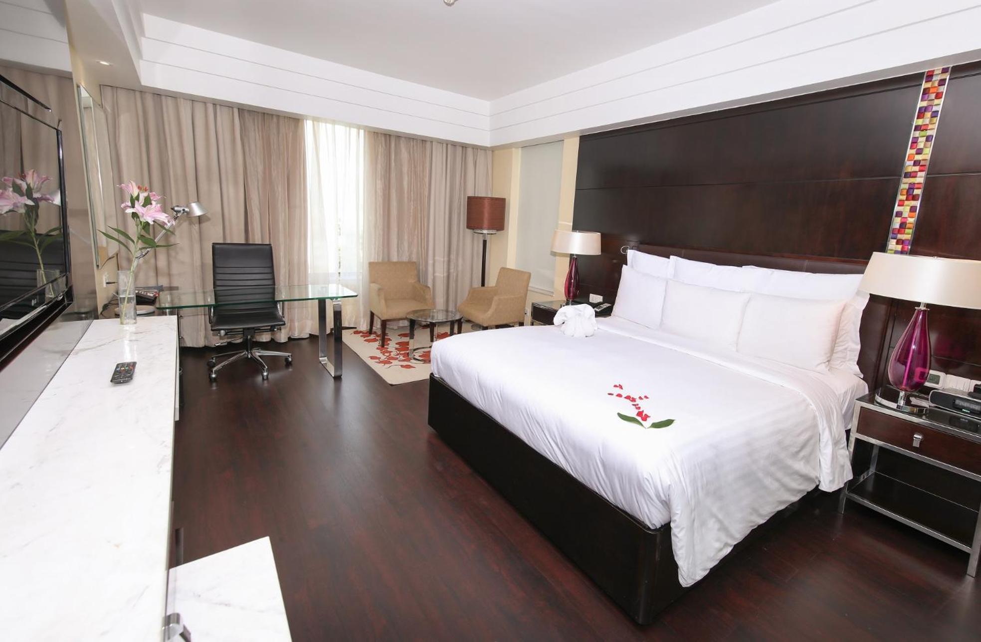  Deluxe King with Bath Tub, City View, INR 1000 hotel Credit per stay on spa, food and soft beverages (non-cumulative), B1G1 on selected beer brands during 4PM-6PM at Lounge18, Happy hours at Jaipur Baking Company during 7PM-9PM - Photo 2