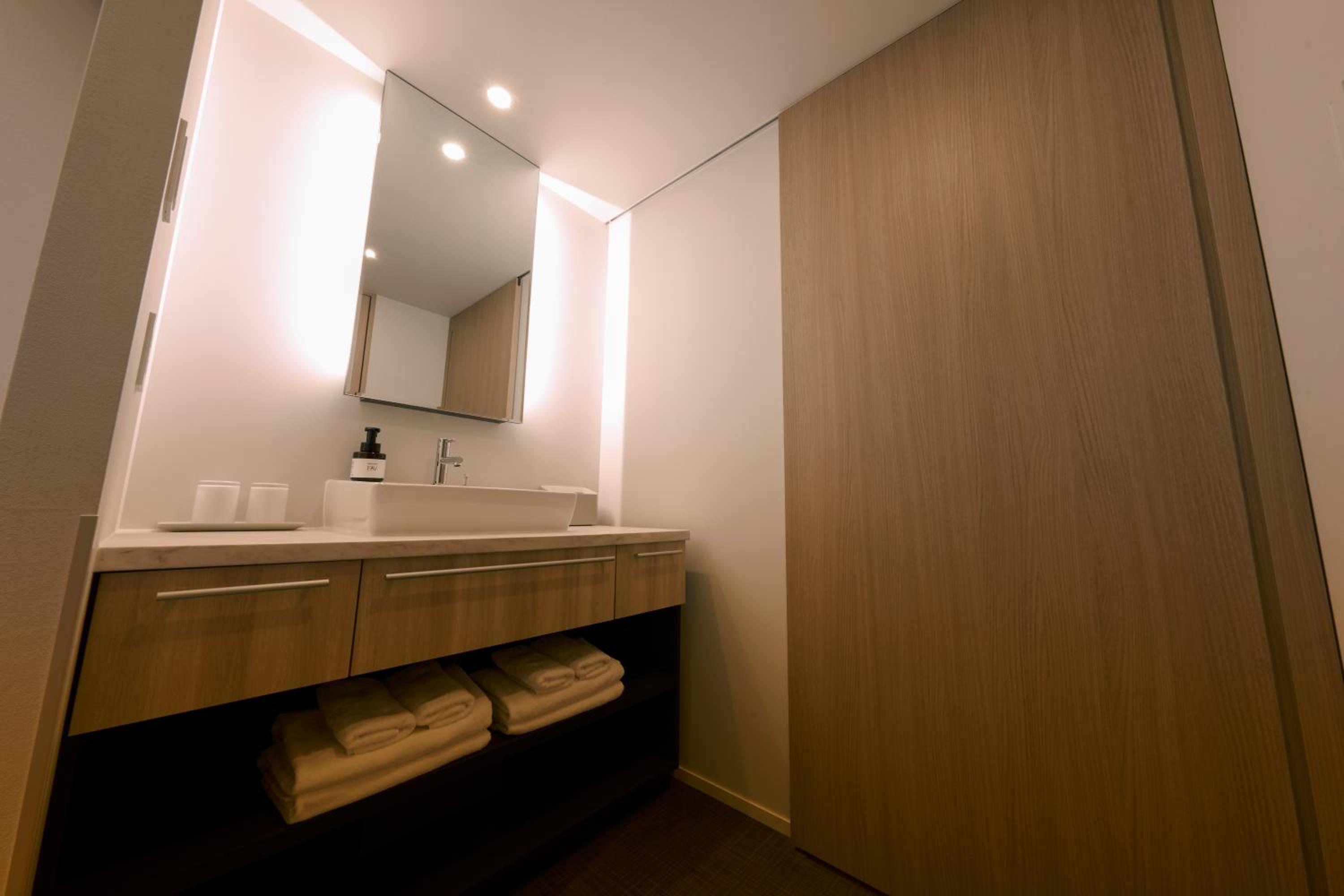 Premium Twin Room - Photo 3