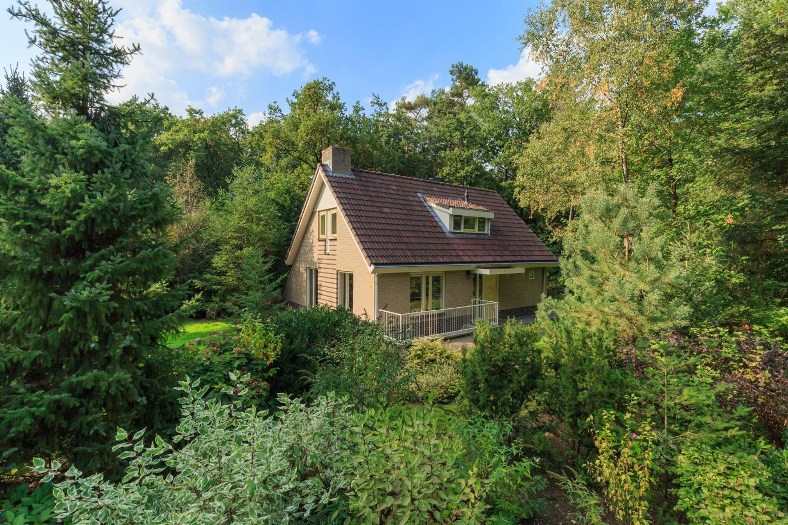 Six-Bedroom House photo 2
