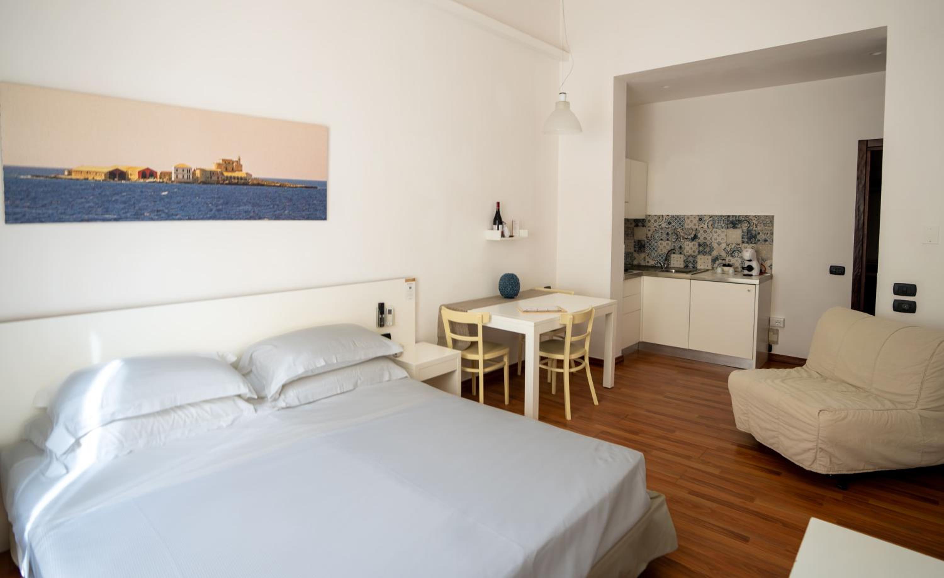 Studio with Balcony - Photo 6