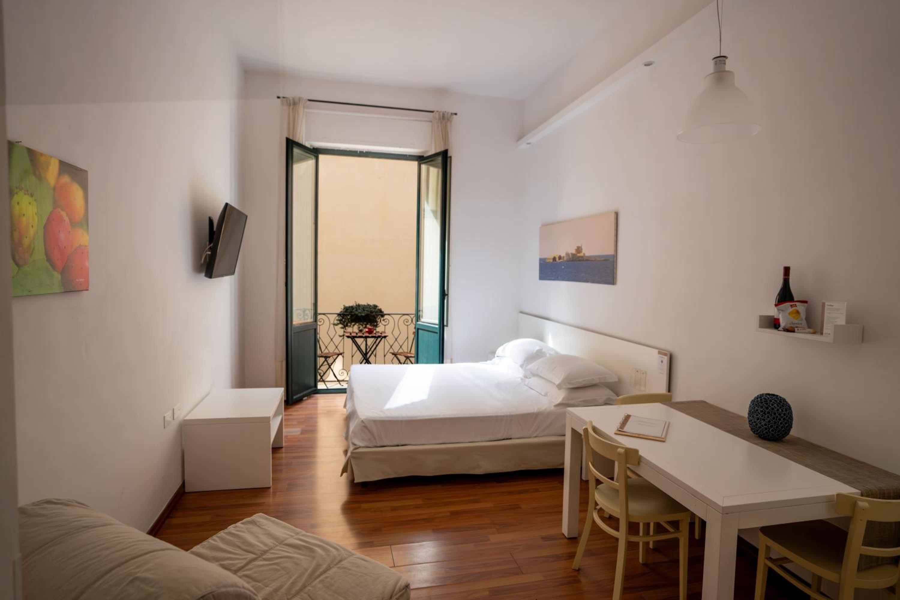 Studio with Balcony - Photo 1
