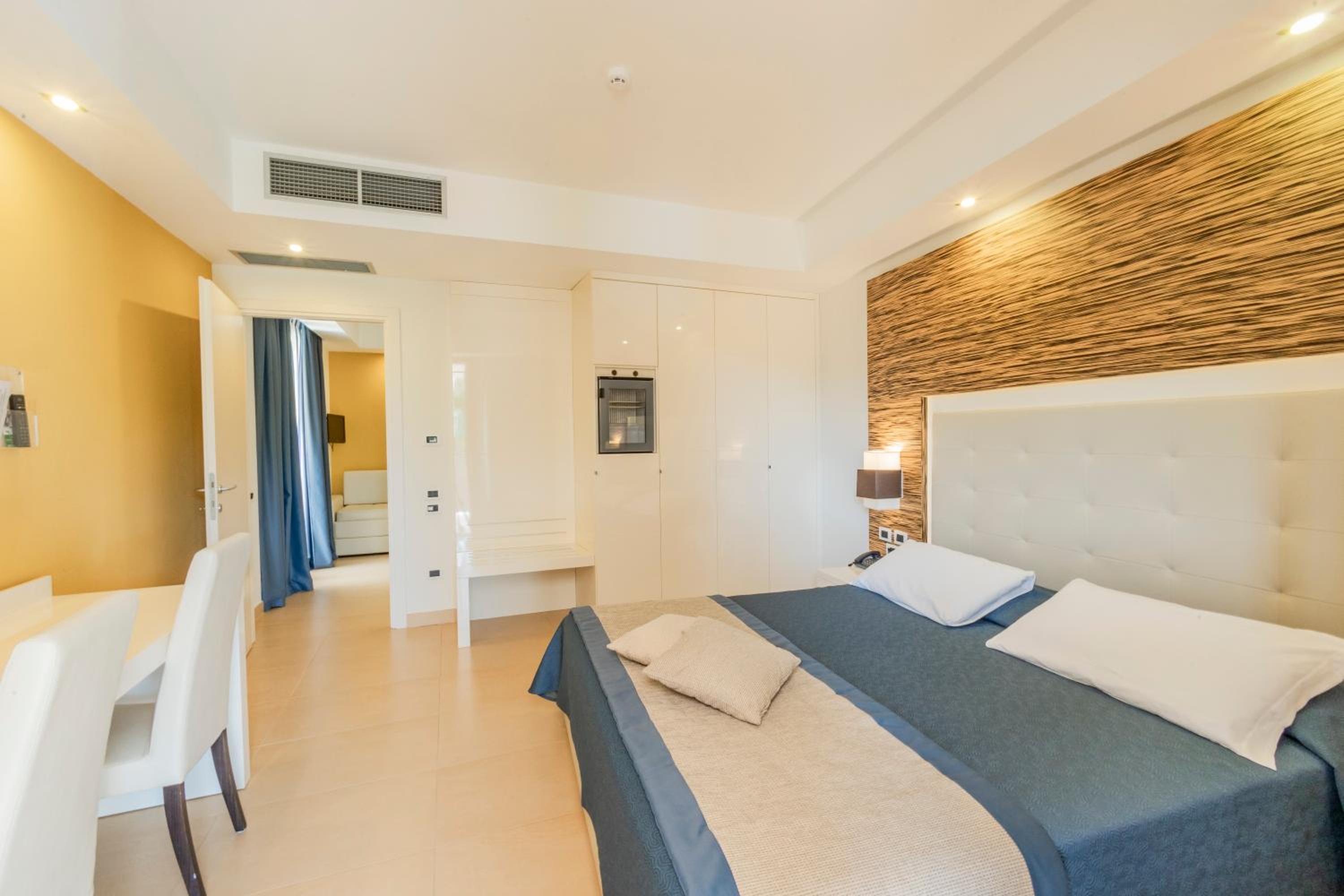 Junior Suite with Balcony photo 2