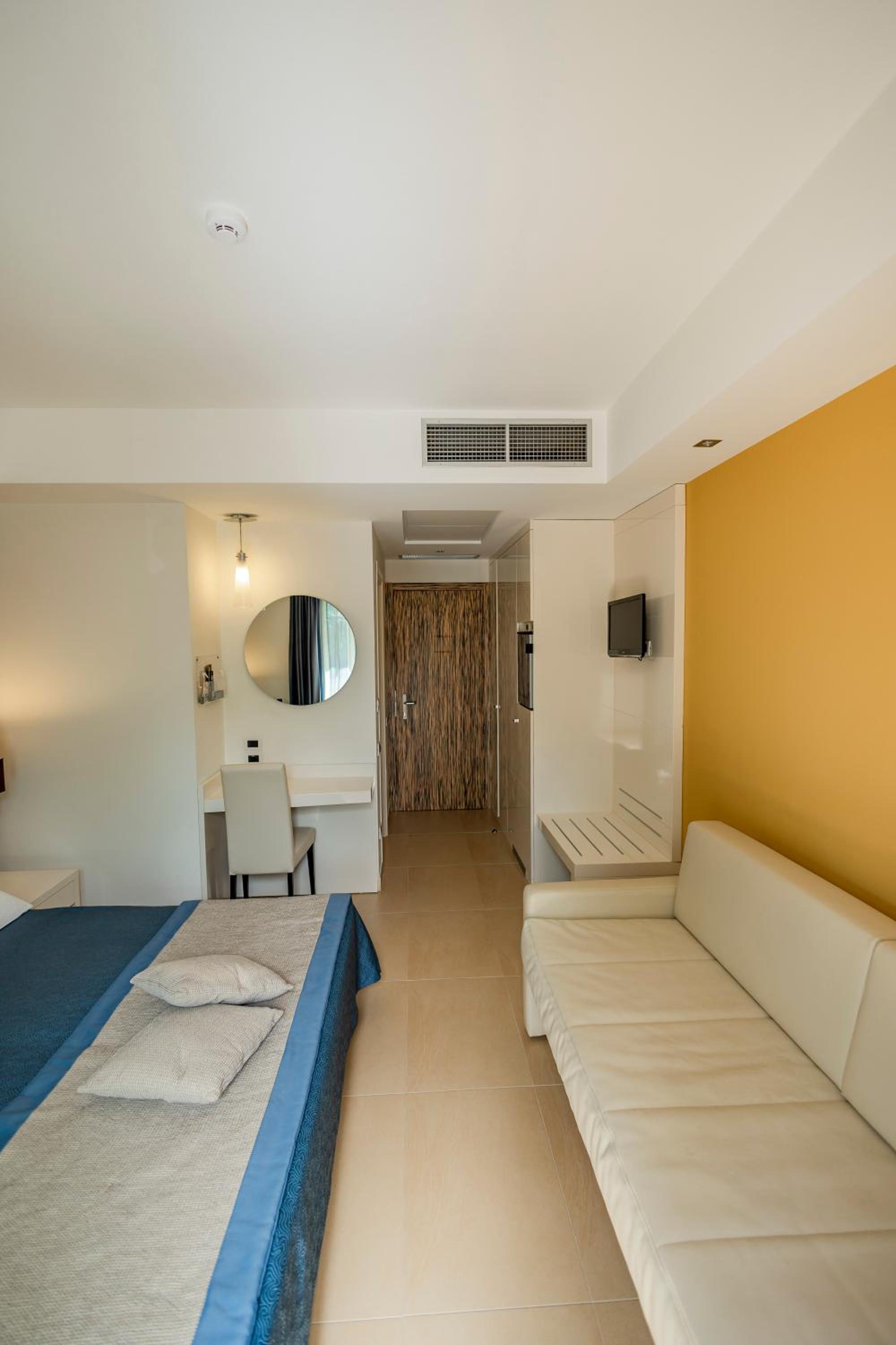 Classic Double Room with Balcony photo 3