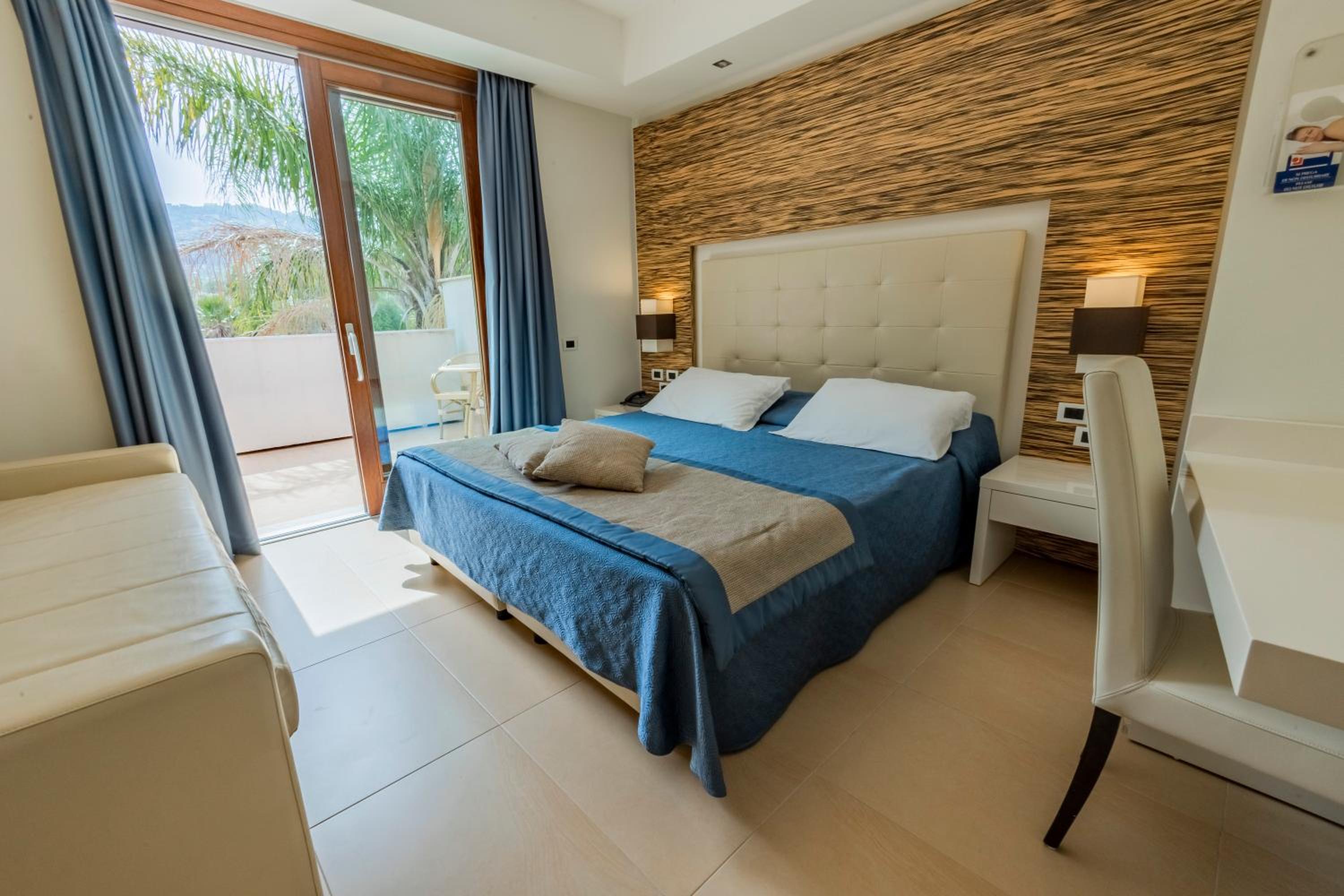 Classic Double Room with Balcony - Park Side