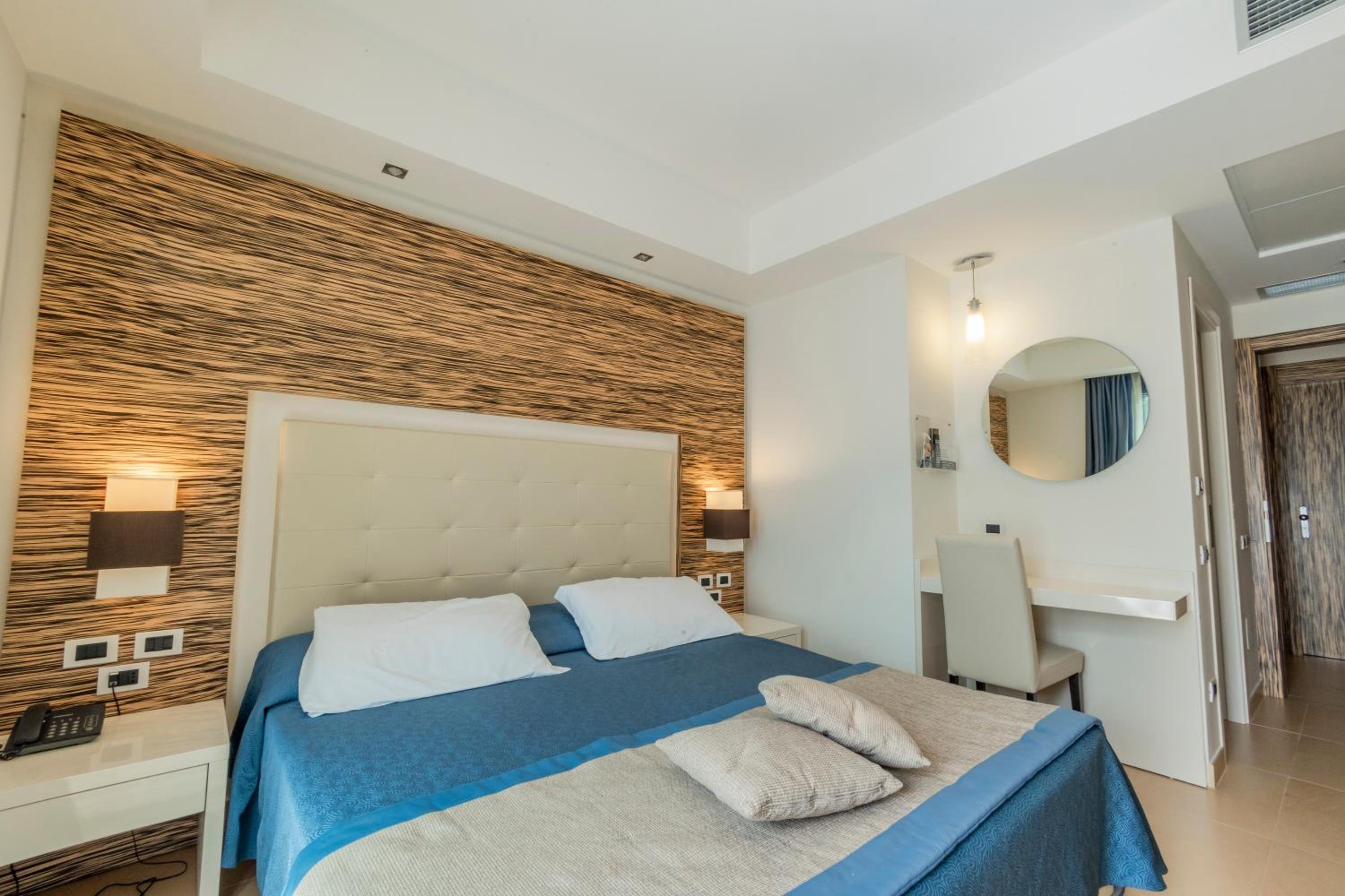 Classic Double Room with Balcony - Park Side photo 3