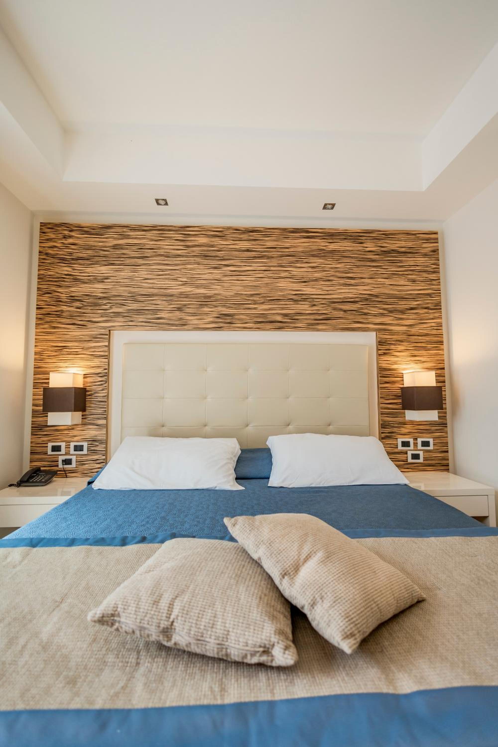 Classic Double Room with Balcony - Park Side photo 2
