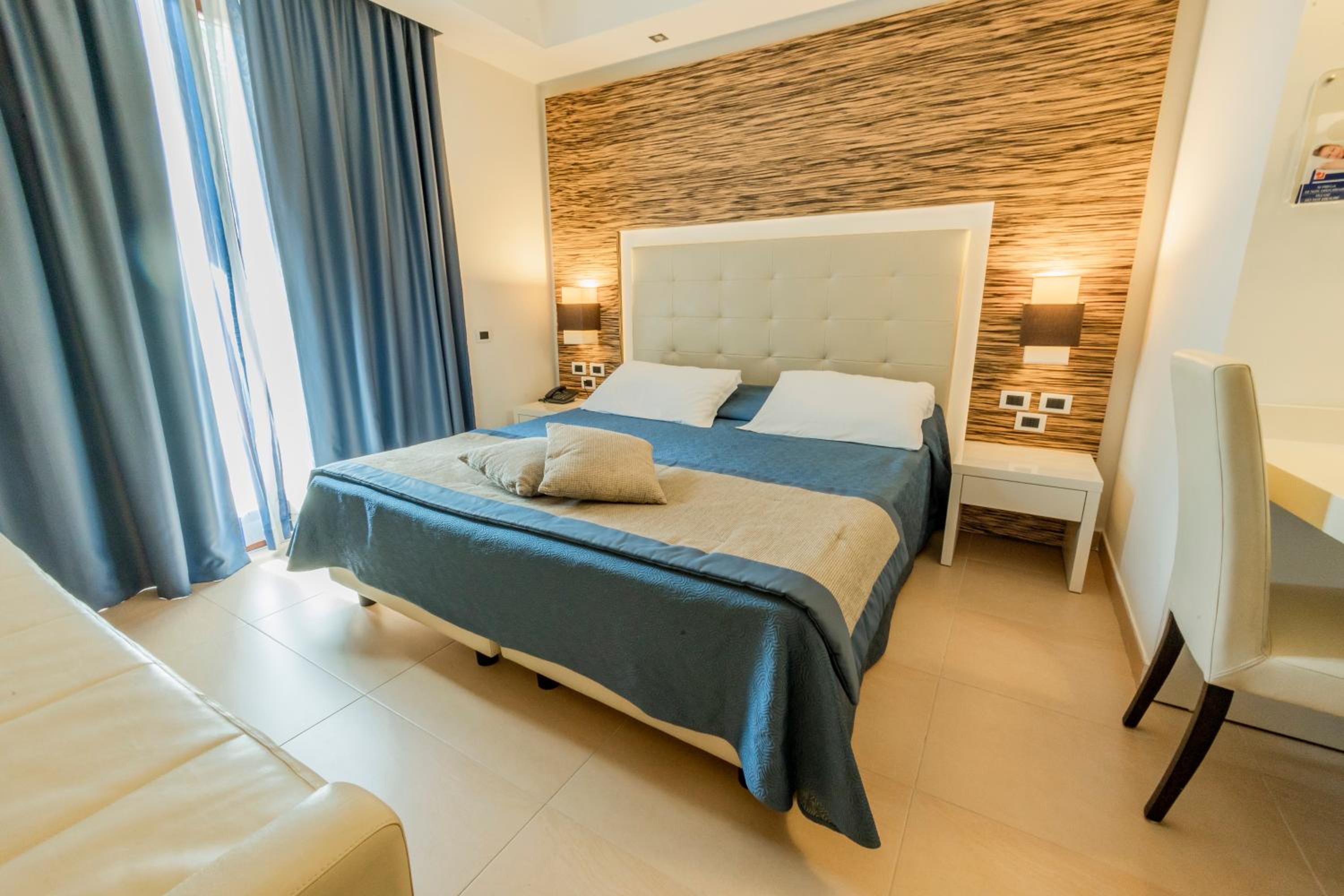 Classic Double Room with Balcony photo 2