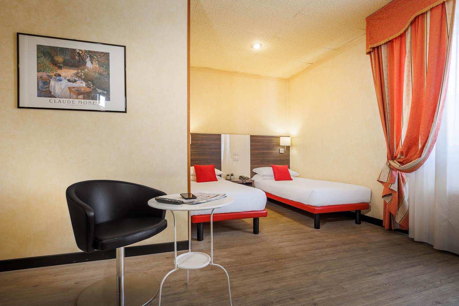 Standard Twin Room - Photo 3