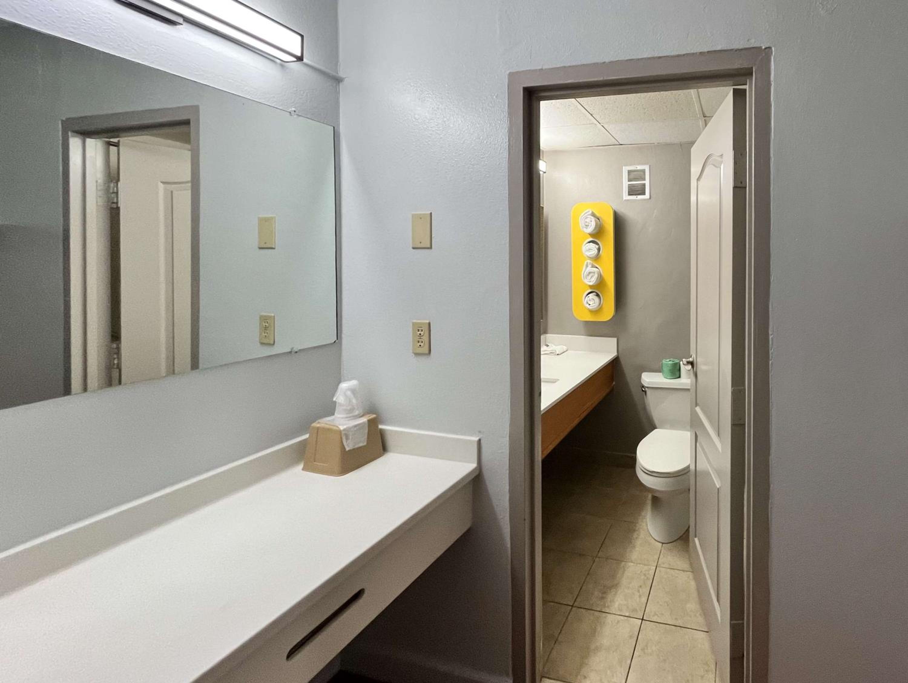 King Room - Non-Smoking - Photo 5