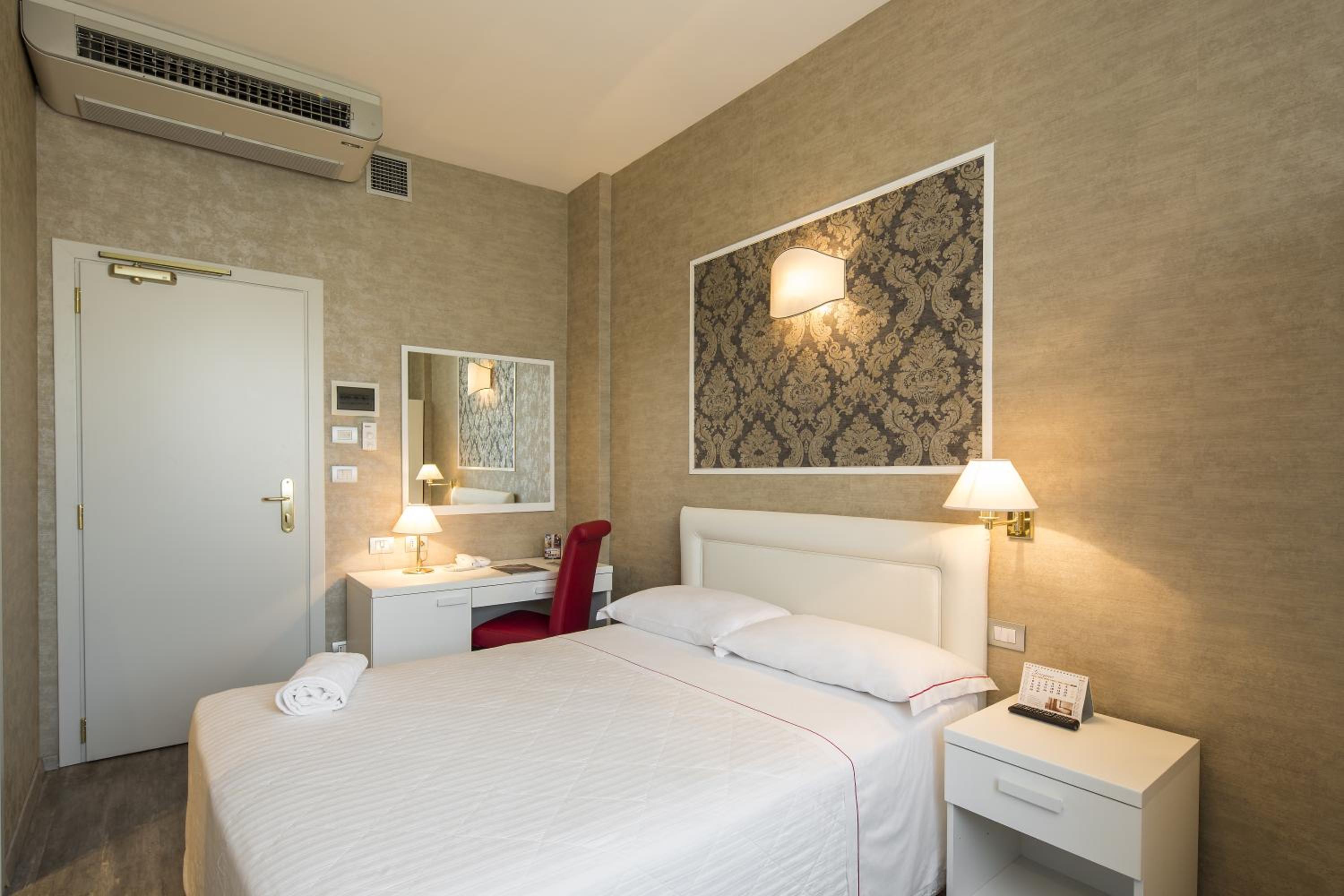 Double Or Twin Room - Photo 4