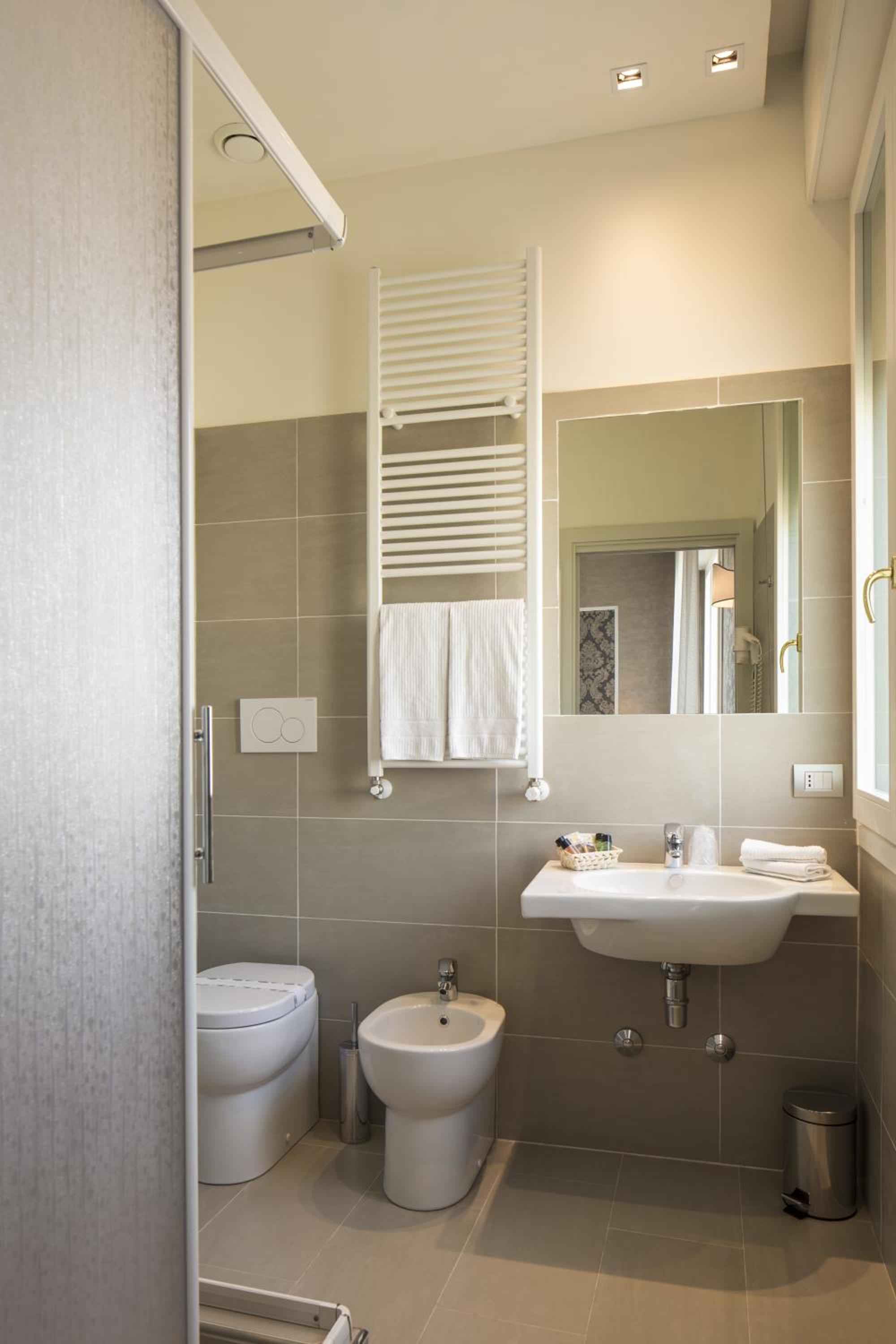 Double Or Twin Room - Photo 2
