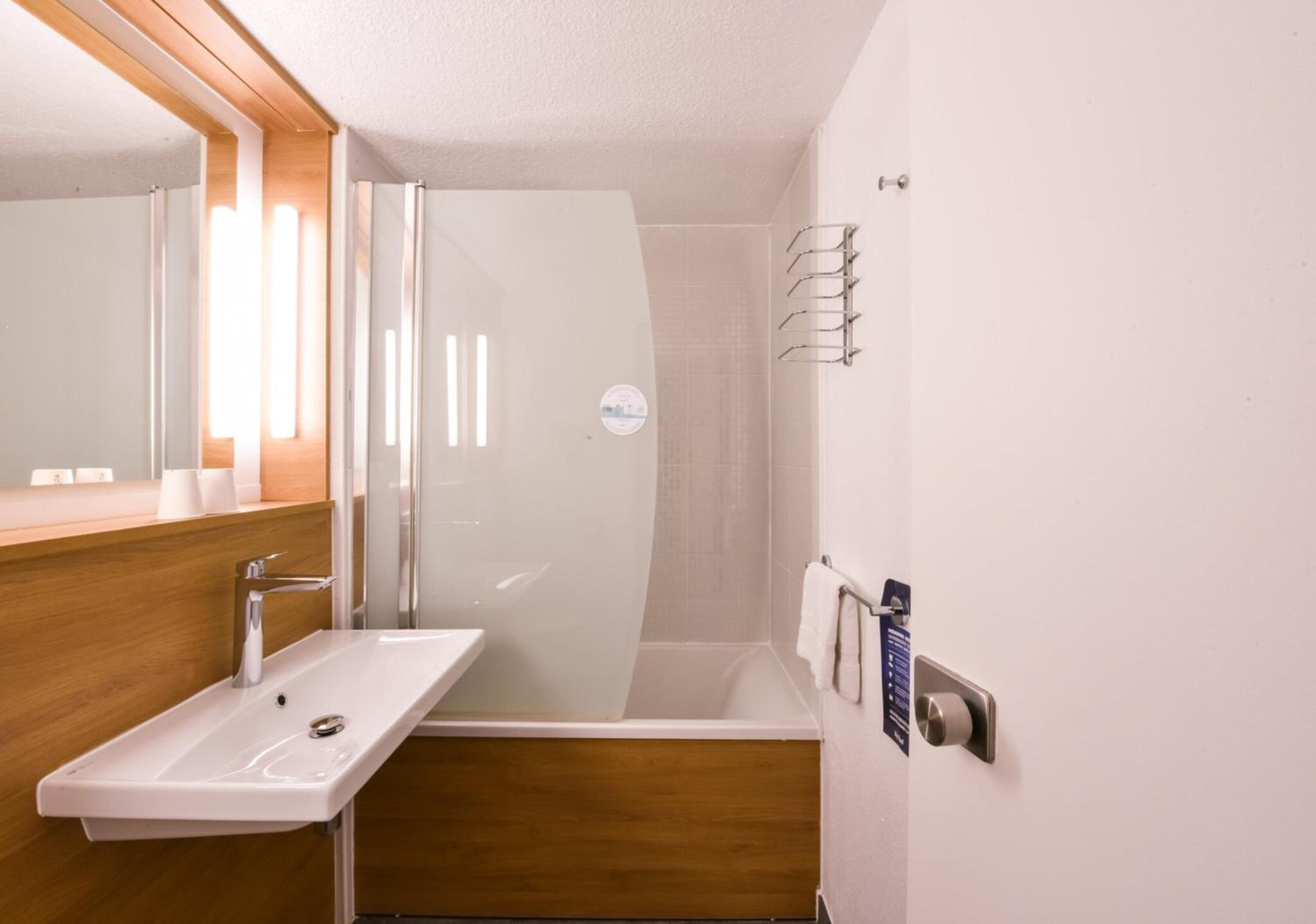 Standard Twin Room - Photo 8