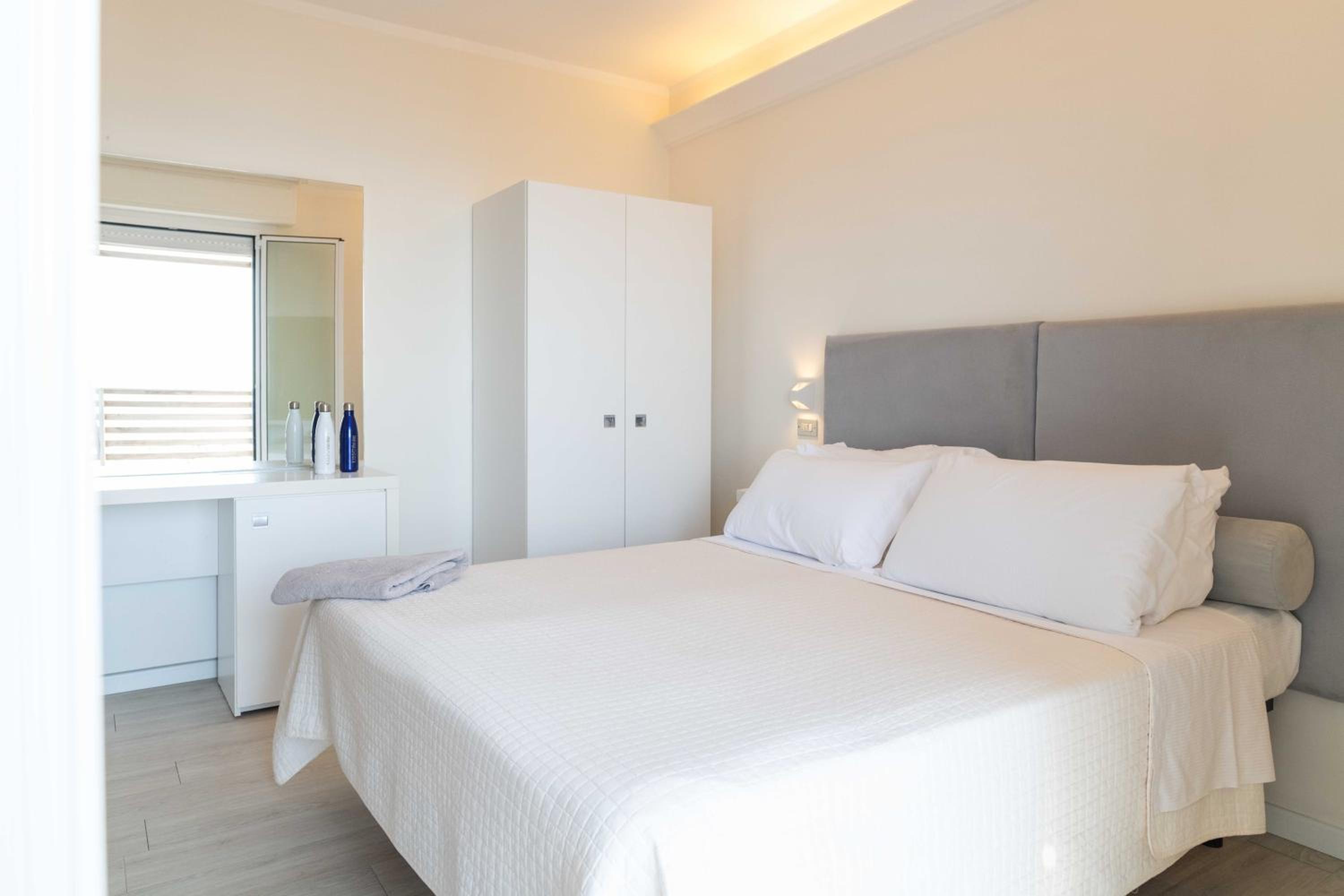 Deluxe Triple Room with Sea View - Photo 12