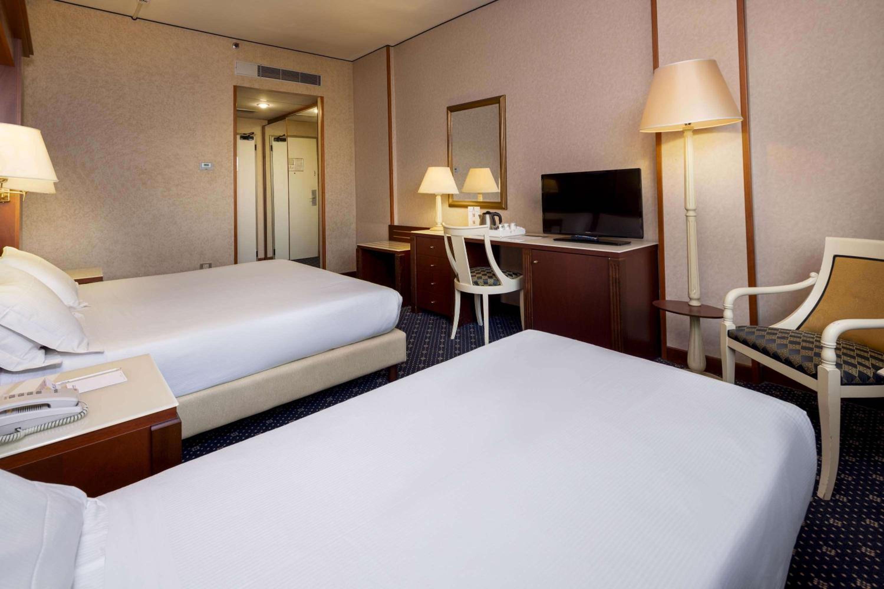 Triple Room with 1 King and 1 Single Bed - Photo 4