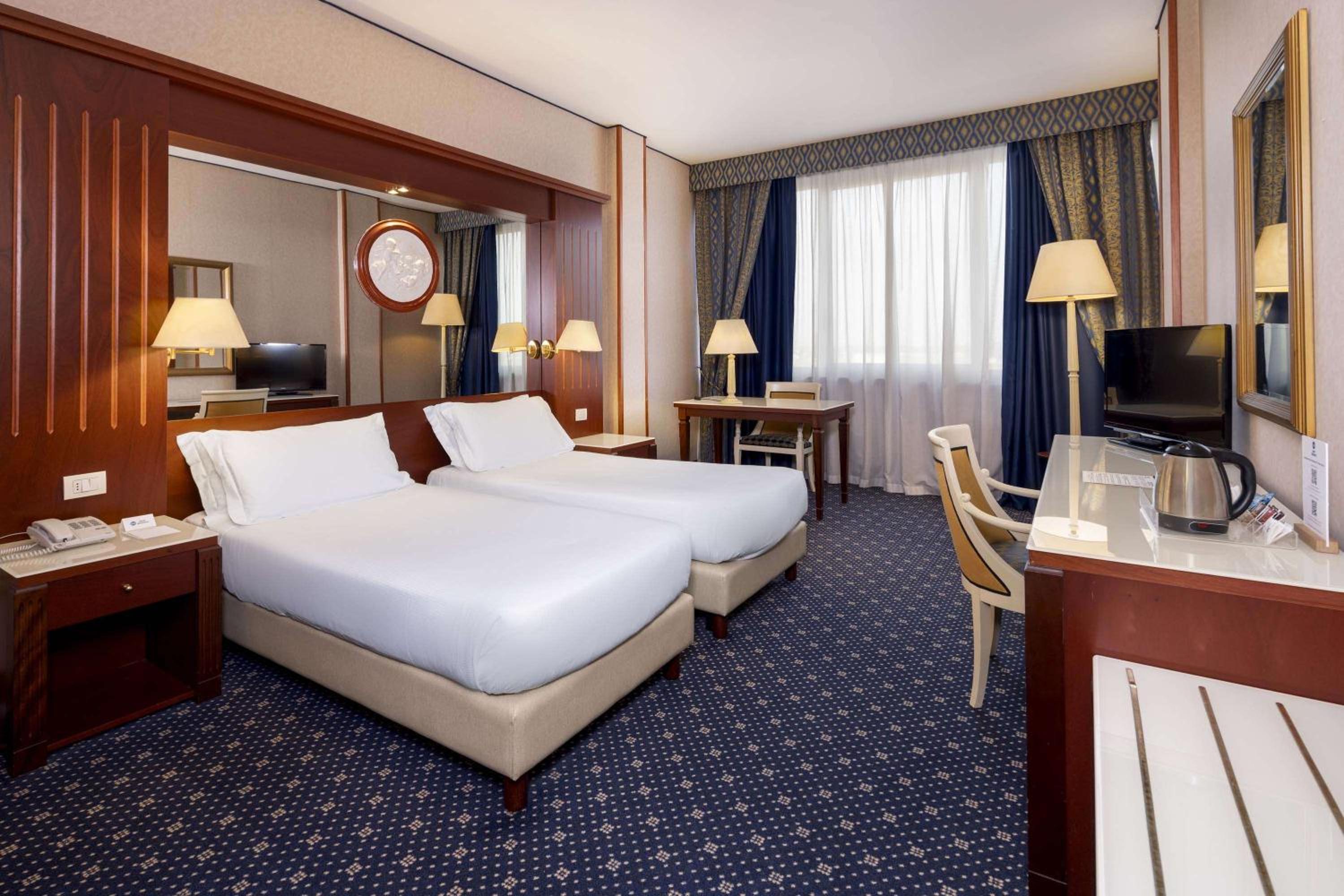 Double Room with Two Single Beds - Photo 1