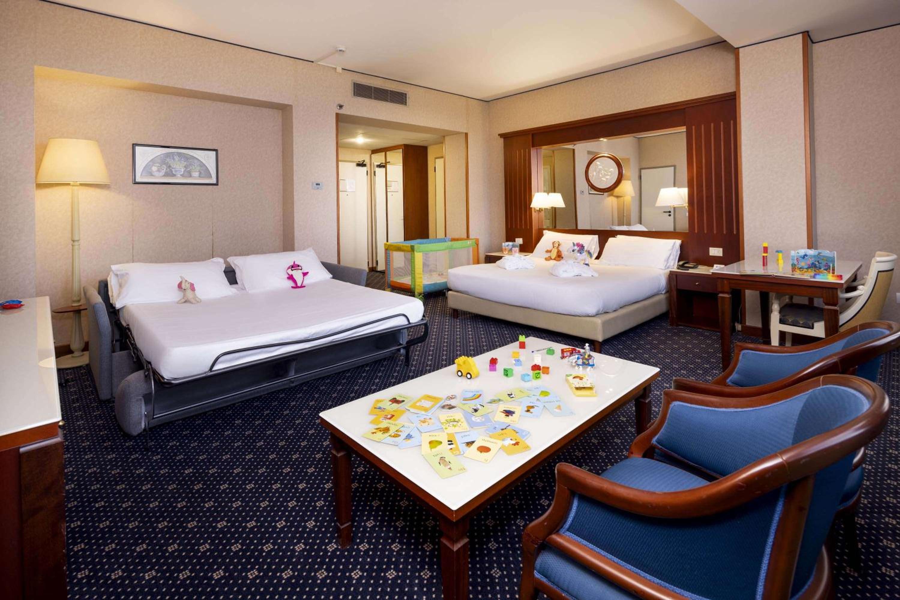 Quadruple Room with King Bed - Photo 5