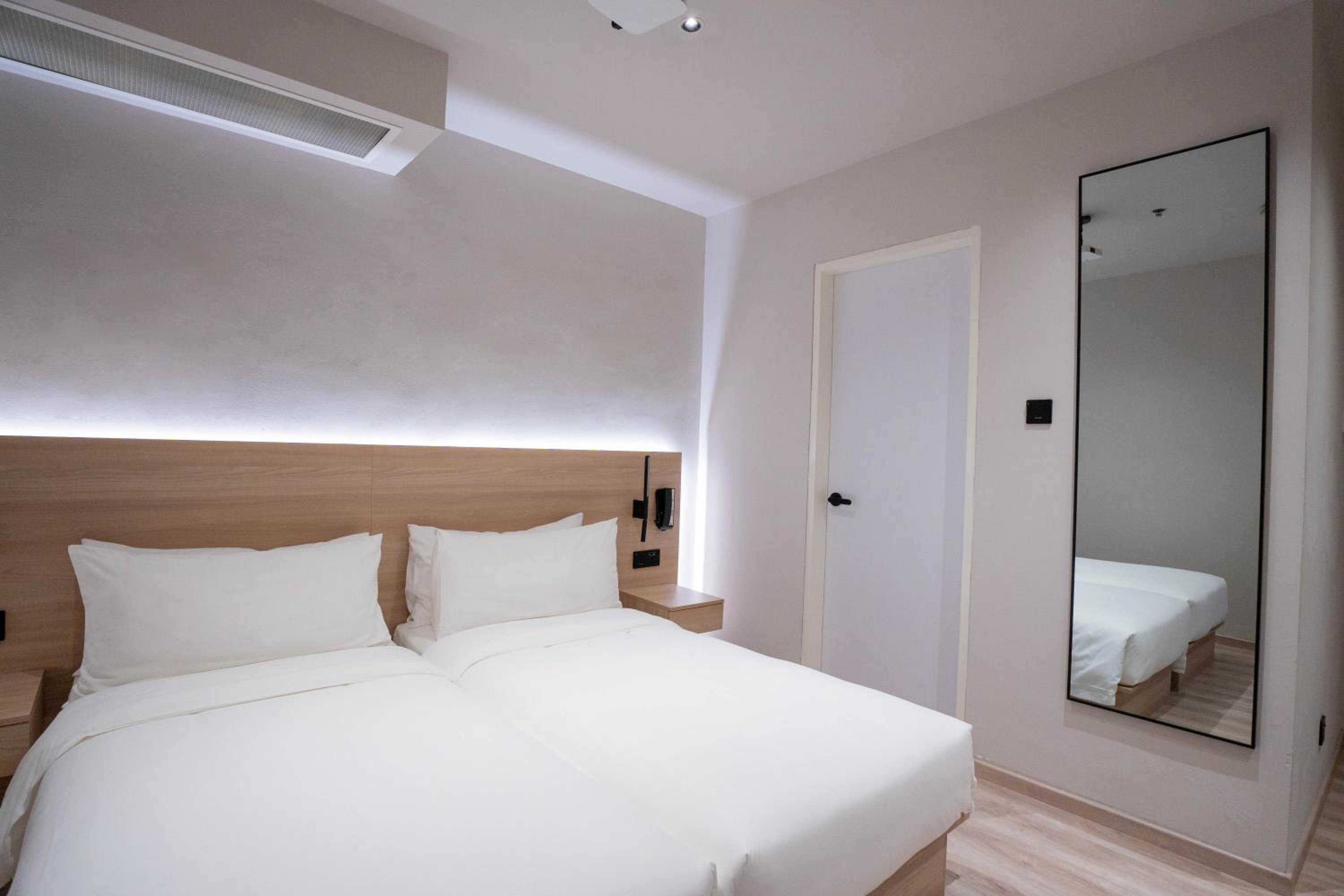 Superior Twin Room - No Window (Basement) photo 3