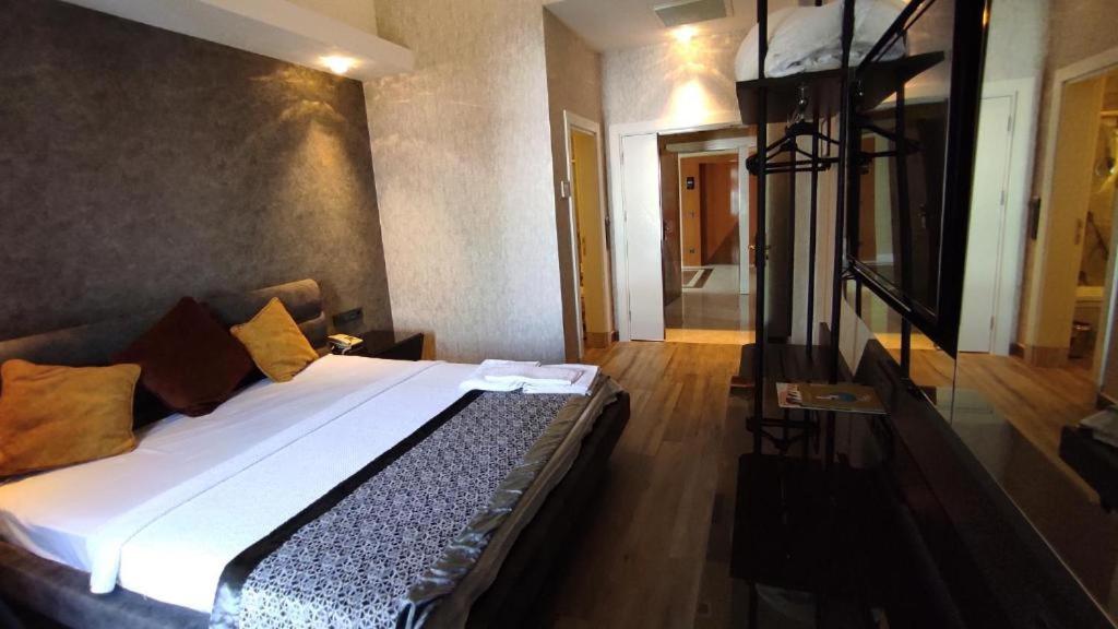 Deluxe Double Room (2 Adults + 1 Child)
