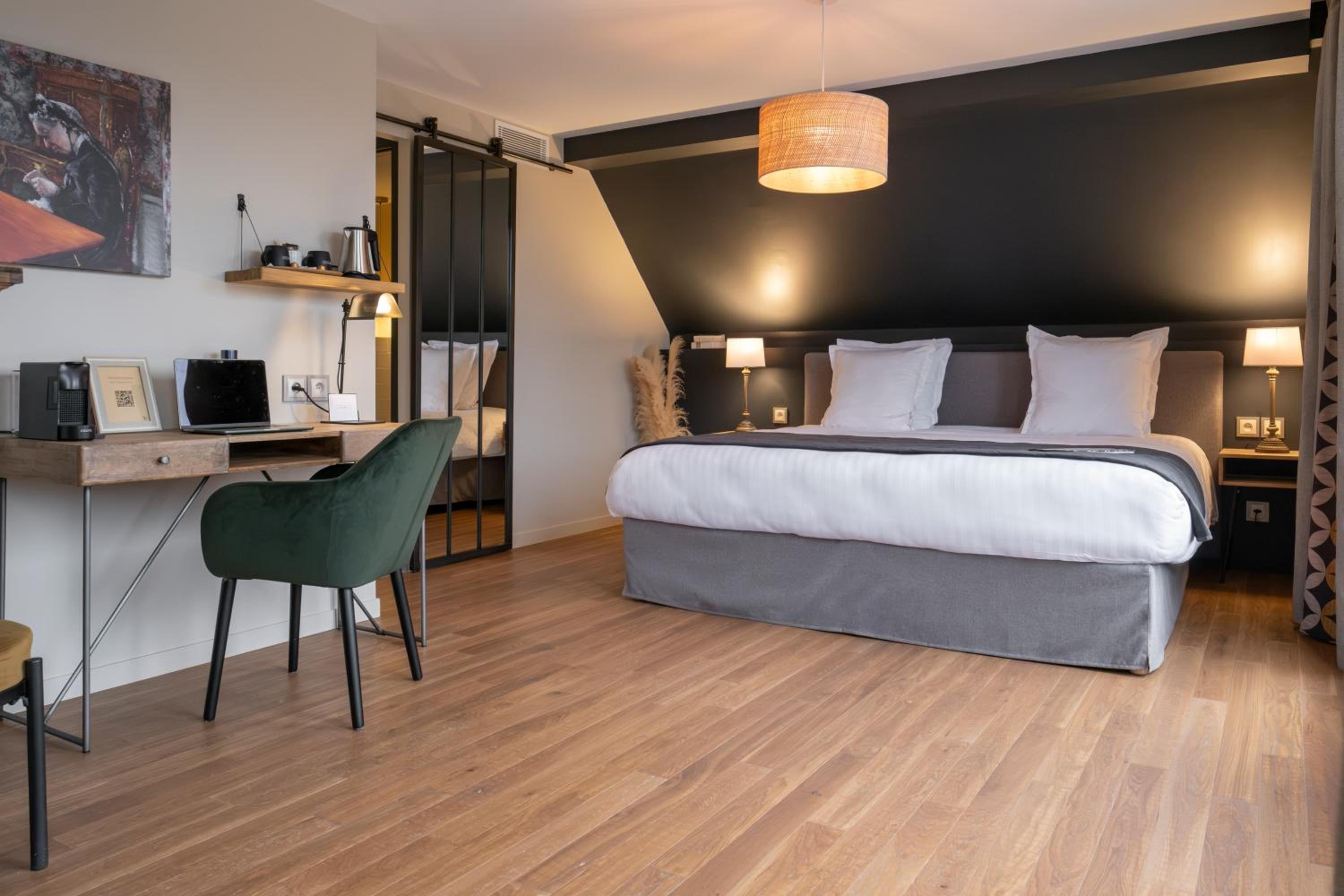 Privilege King Room with Bath Tub and Shower - Non-Smoking