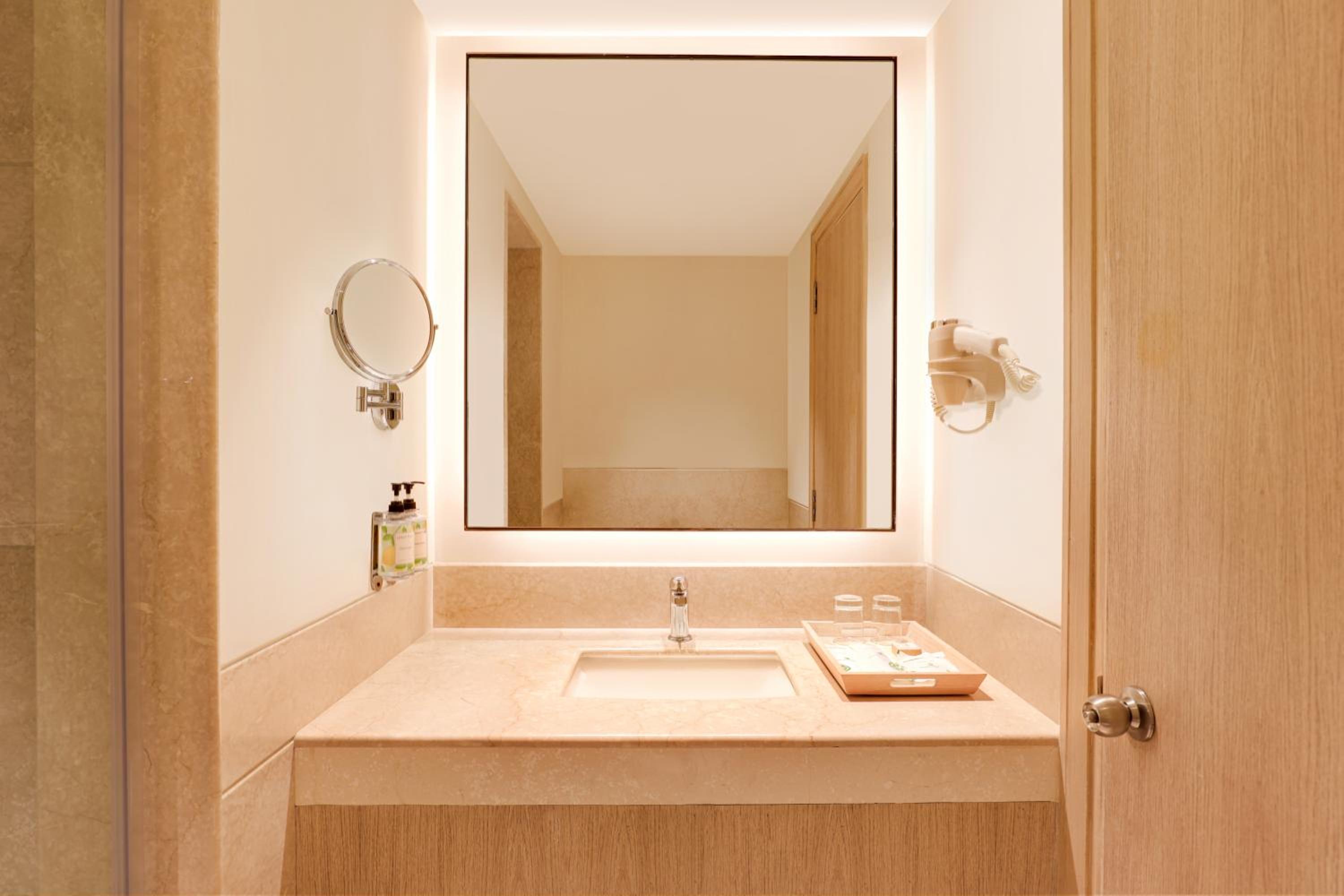 Deluxe Double or Twin Room (15% off on Two-way Airport Transfer ) photo 2