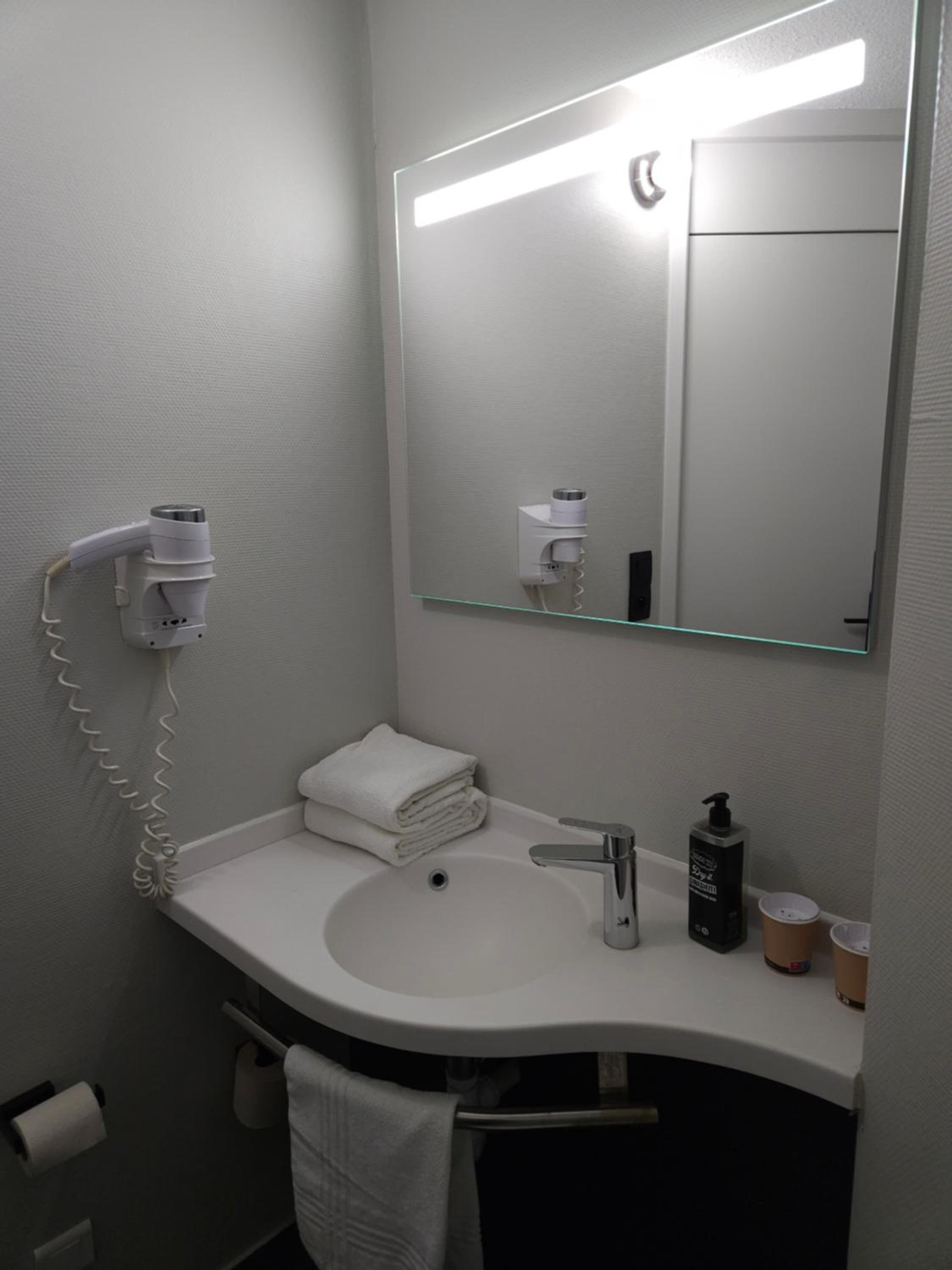 Standard Twin Room - Photo 2