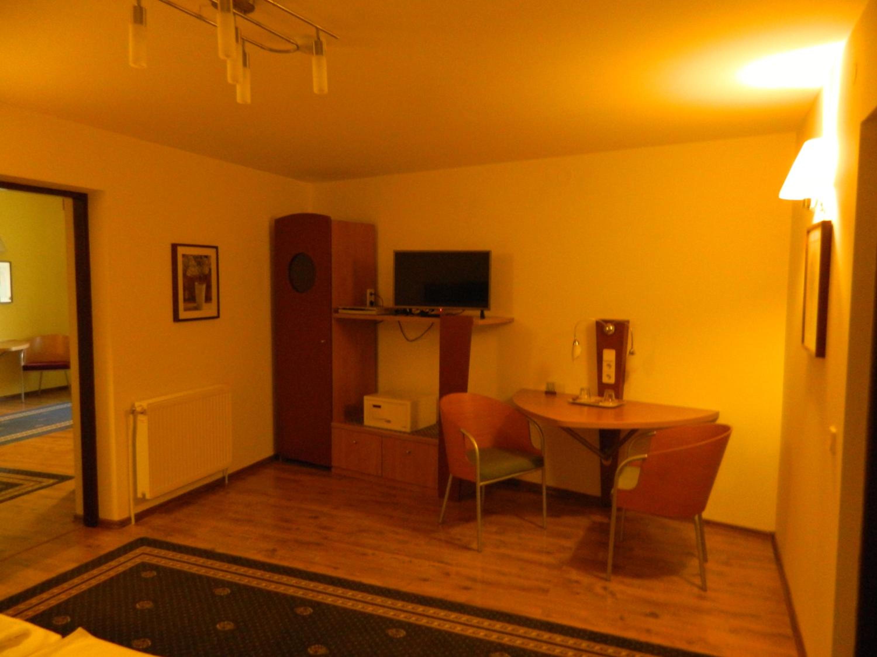 Large Two-Bedroom Apartment - Photo 6