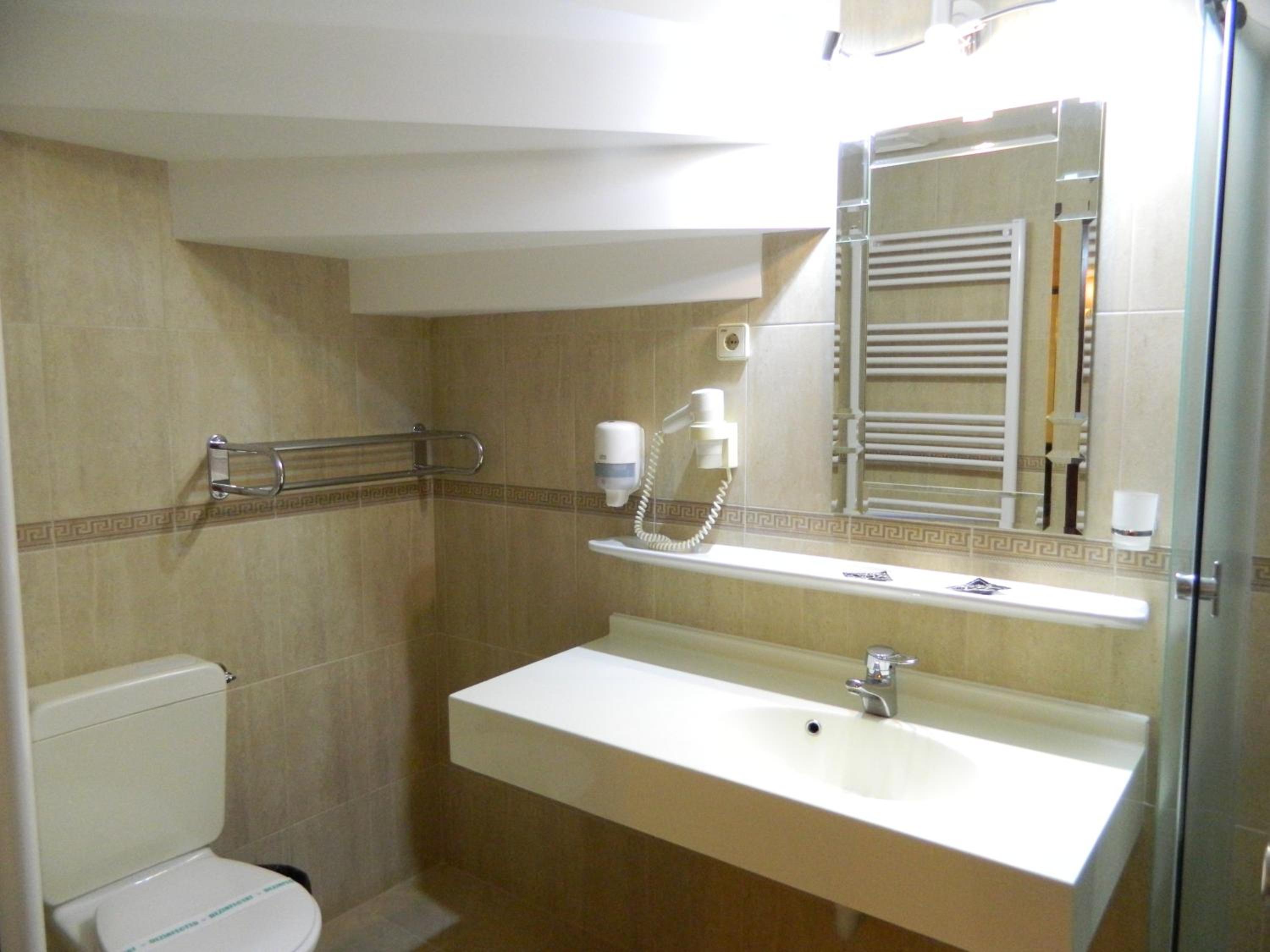 Large Two-Bedroom Apartment - Photo 3
