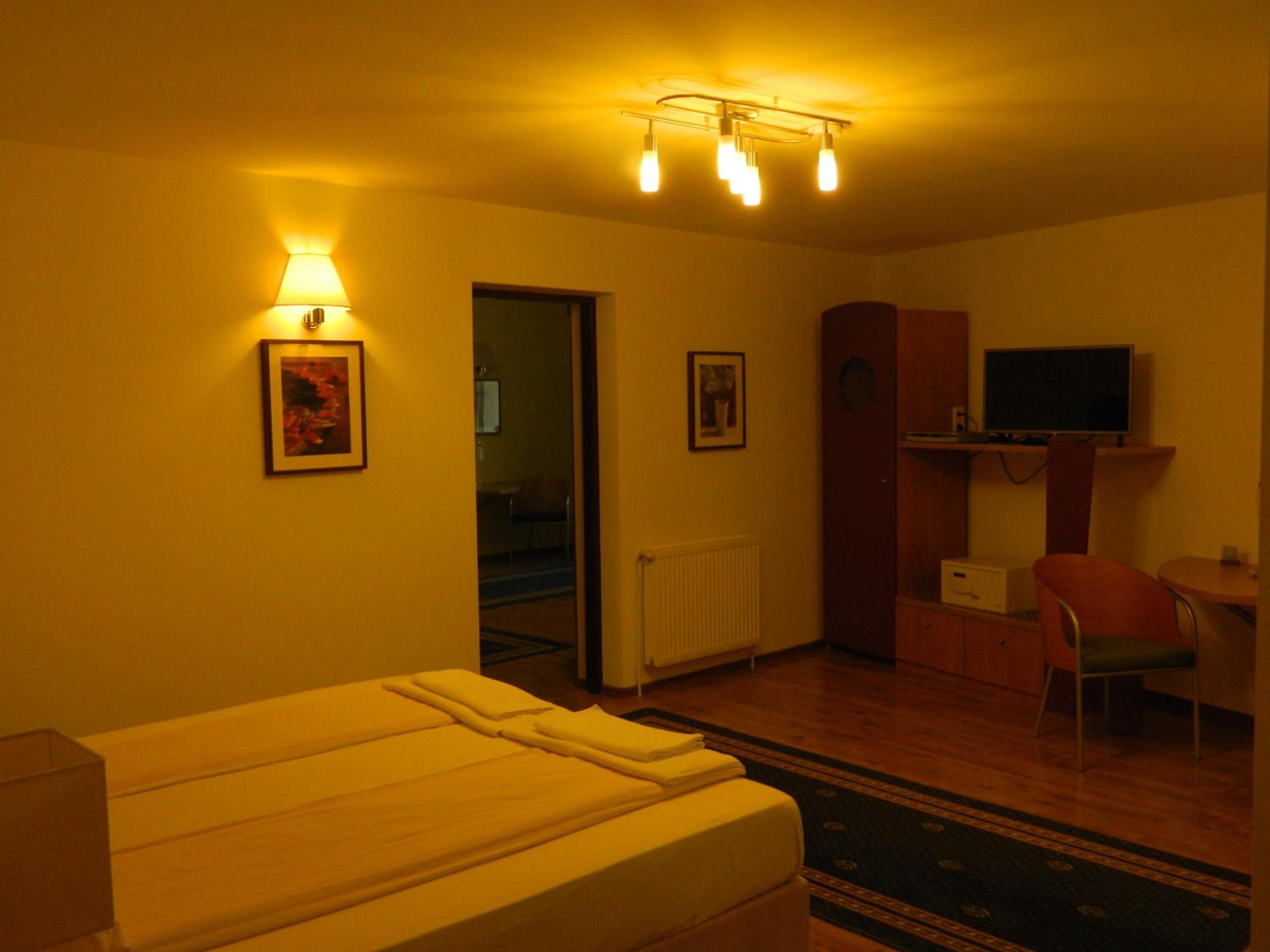 Large Two-Bedroom Apartment - Photo 1