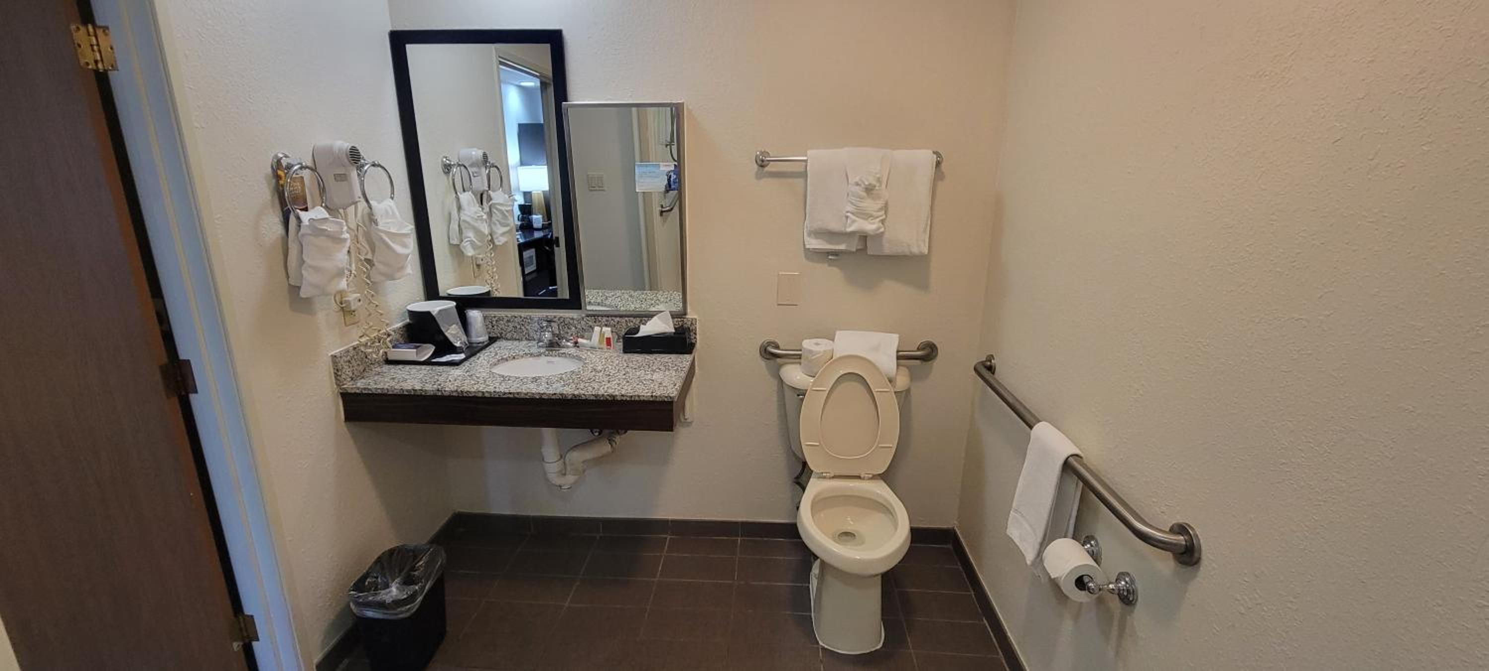 Deluxe Queen Room - Disability Access/Non-Smoking photo 3