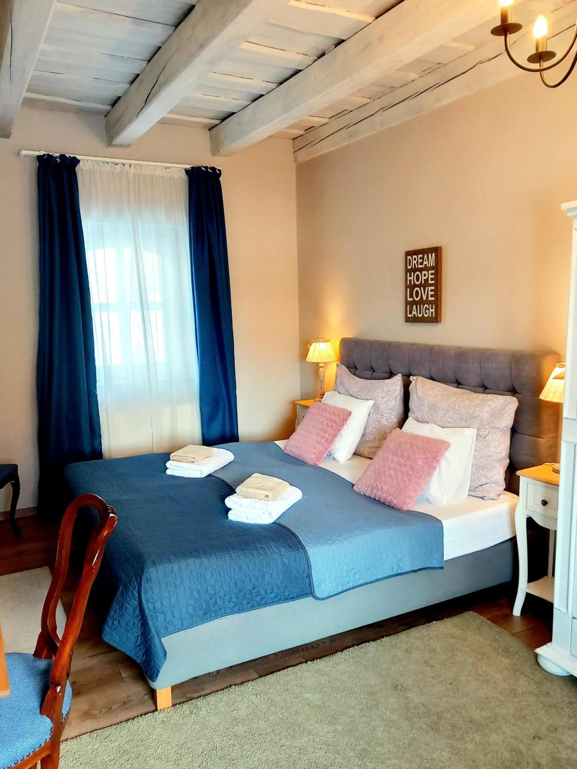 Standard Queen Room photo 2