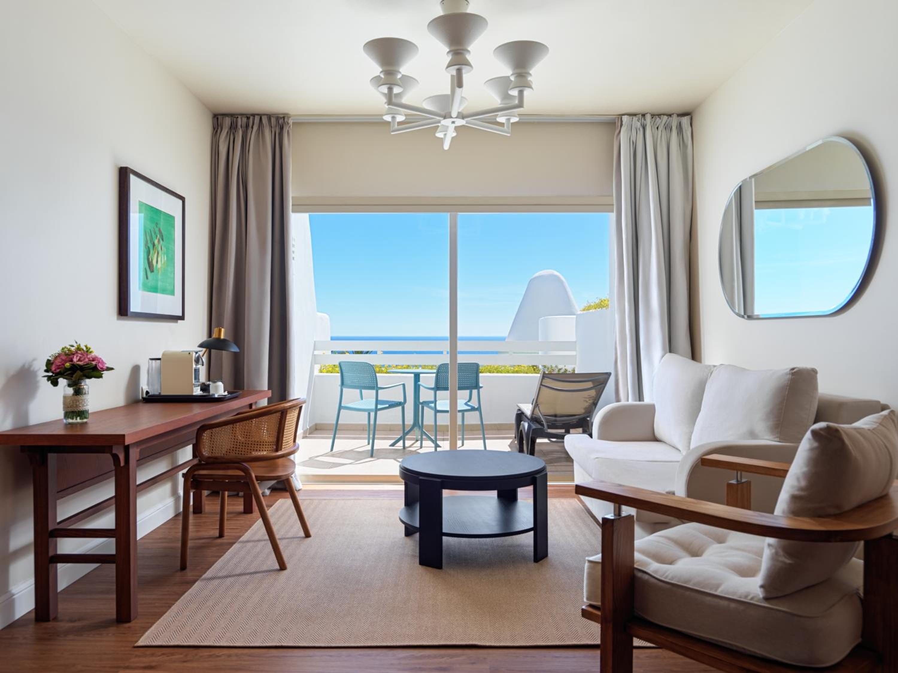 Junior Suite Ocean  (3 Adults + 1 Child) photo 2