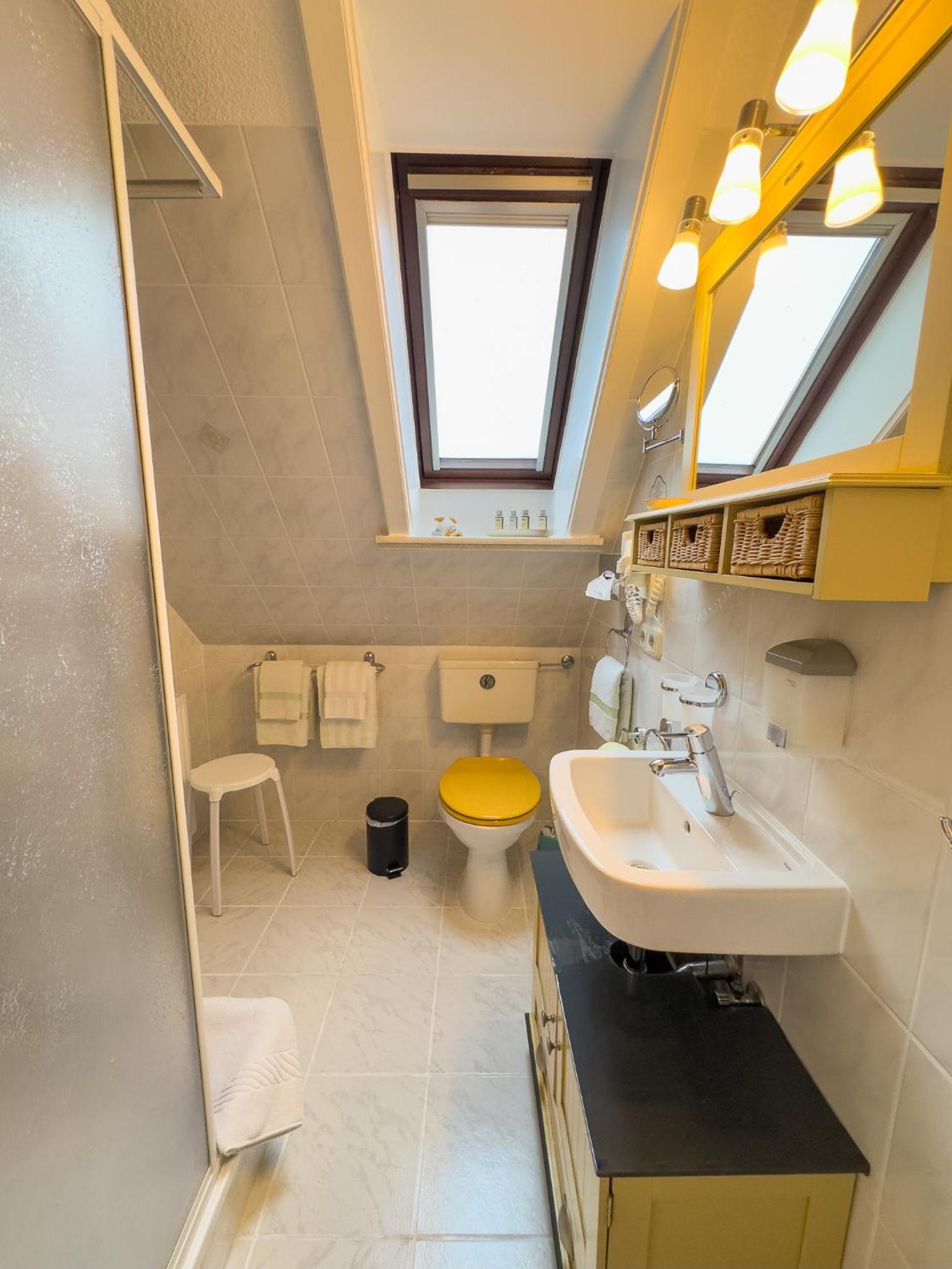 Single Room with Private Bathroom photo 2