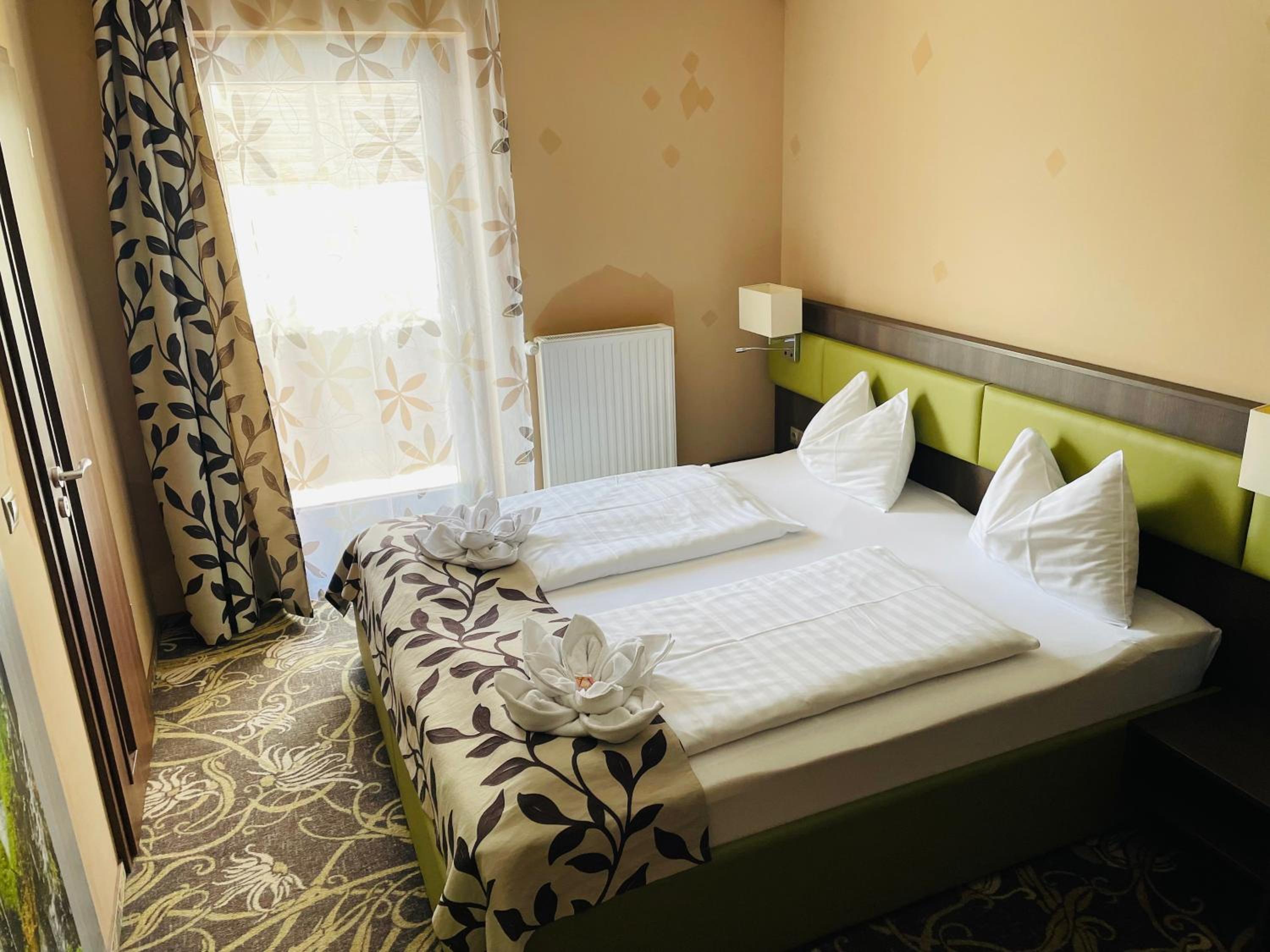 Double Room with Balcony - Photo 3