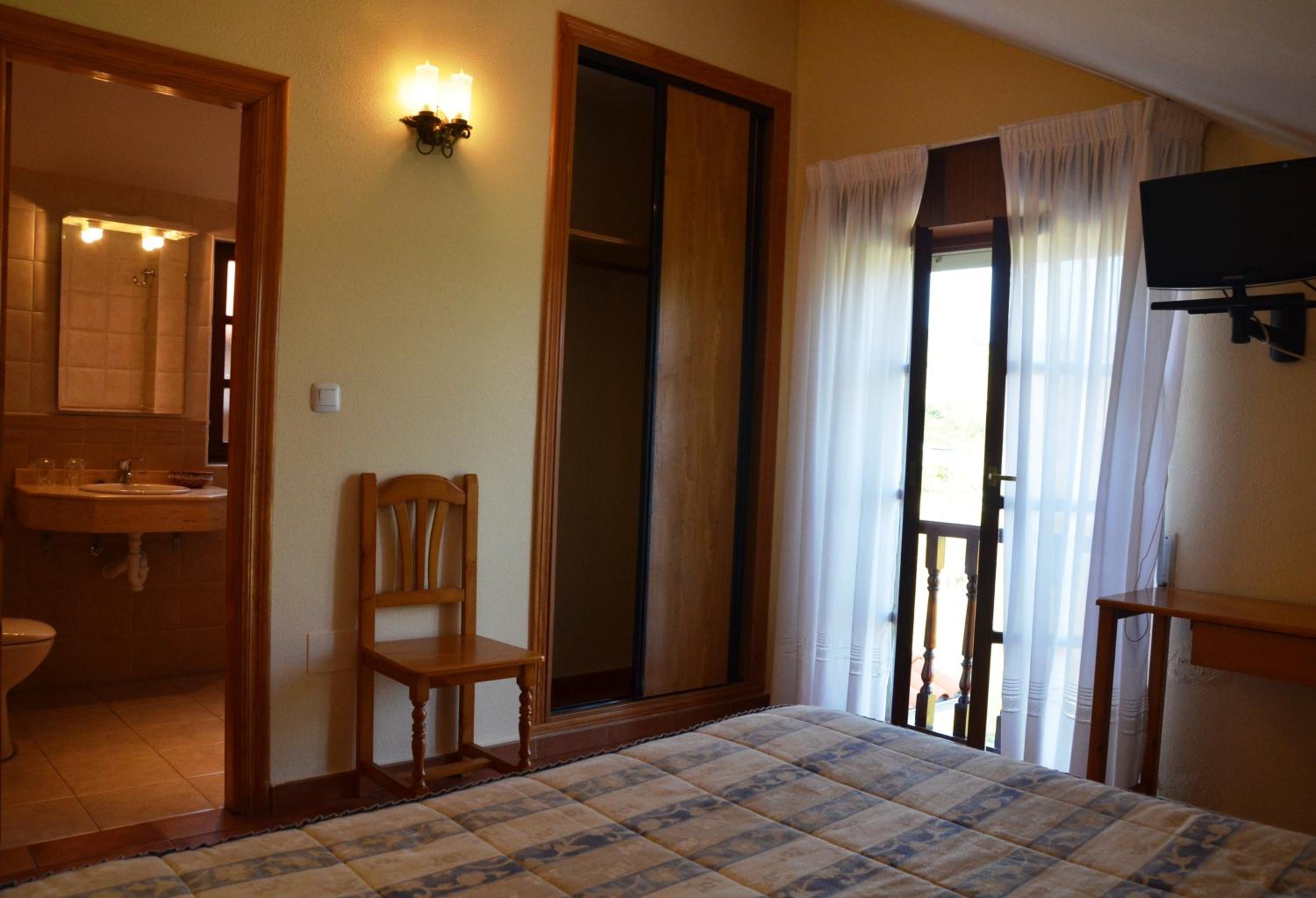 Double Room with Mountain View - Photo 6